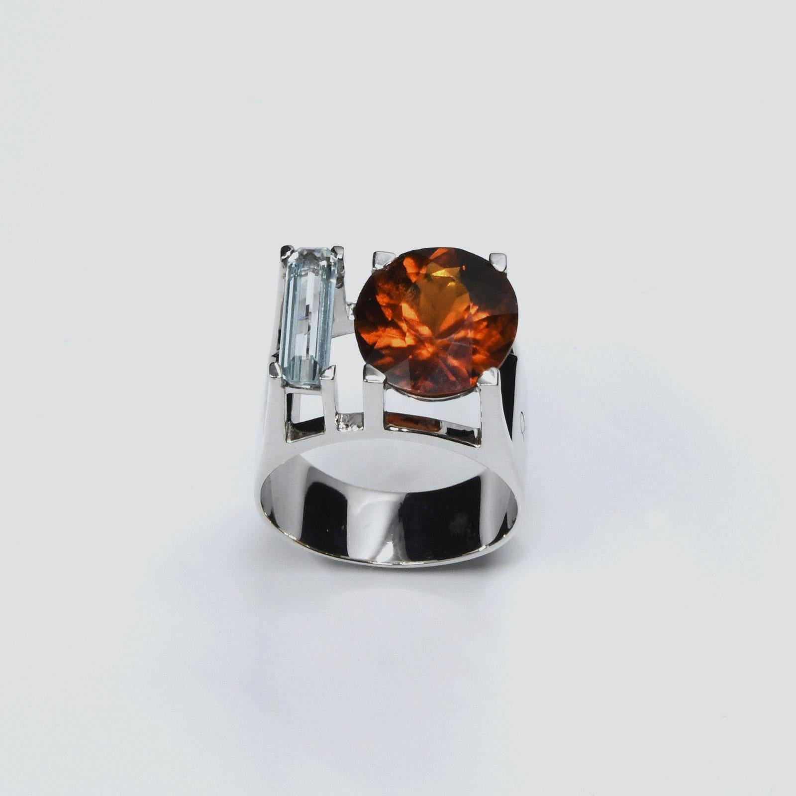 Contemporary Ame de Feu Ring with 5.9 ct Hessonite Garnet, 0.84 ct Aquamarine, 7.13g 18k Gold For Sale