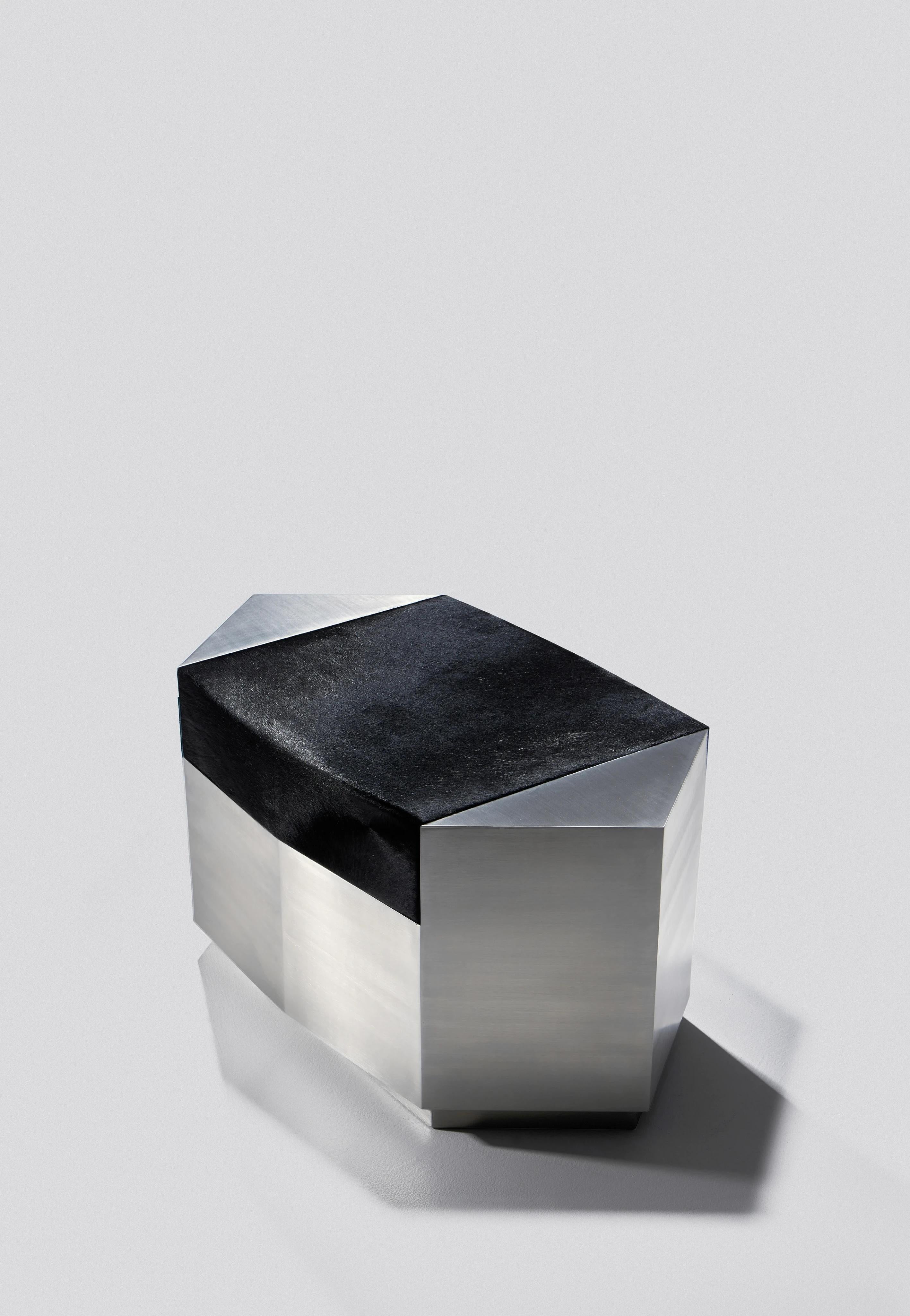 Moderne Pouf moderne I+I en acier inoxydable brossé et cuir de vachette noir par Zoe Wolker en vente