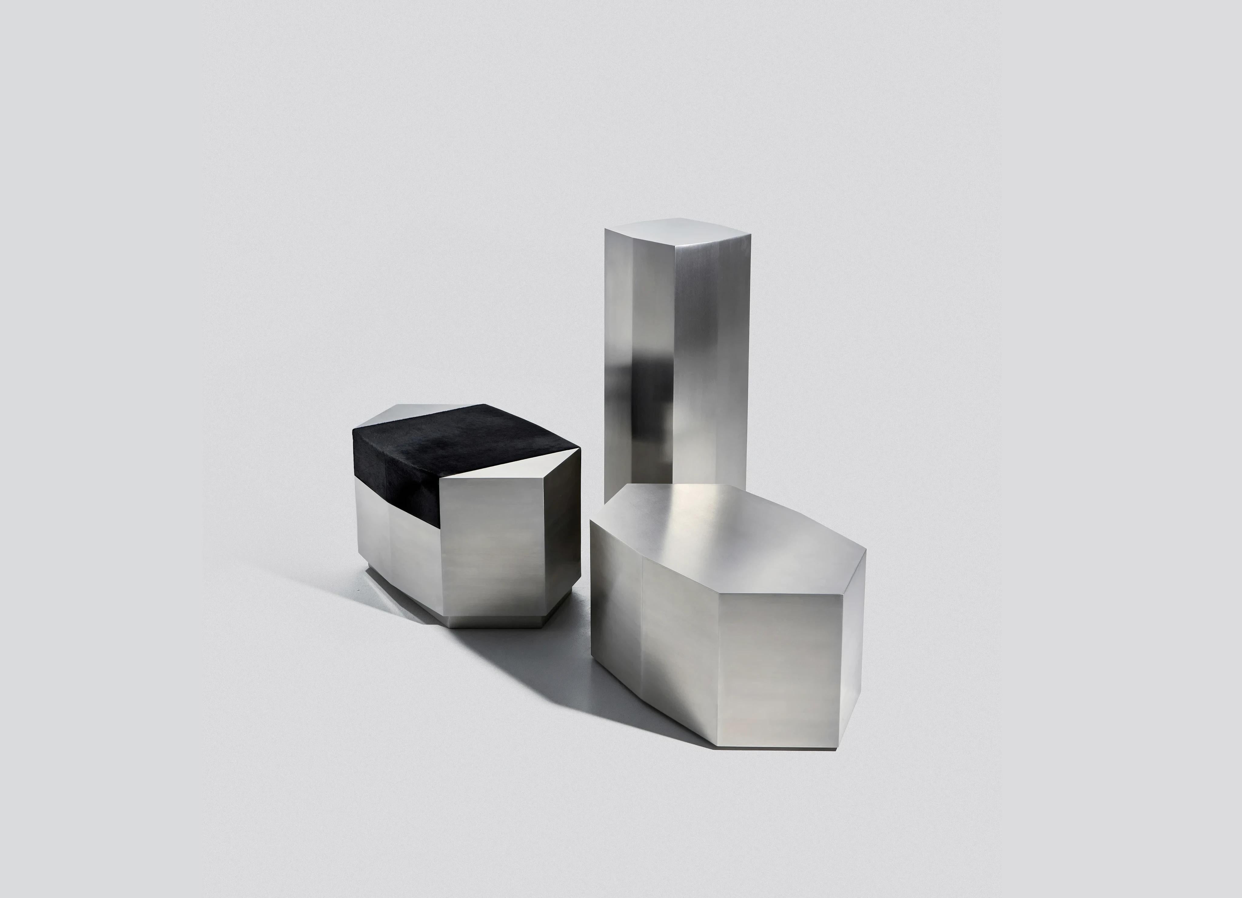Pouf moderne I+I en acier inoxydable brossé et cuir de vachette noir par Zoe Wolker Neuf - En vente à New York, NY