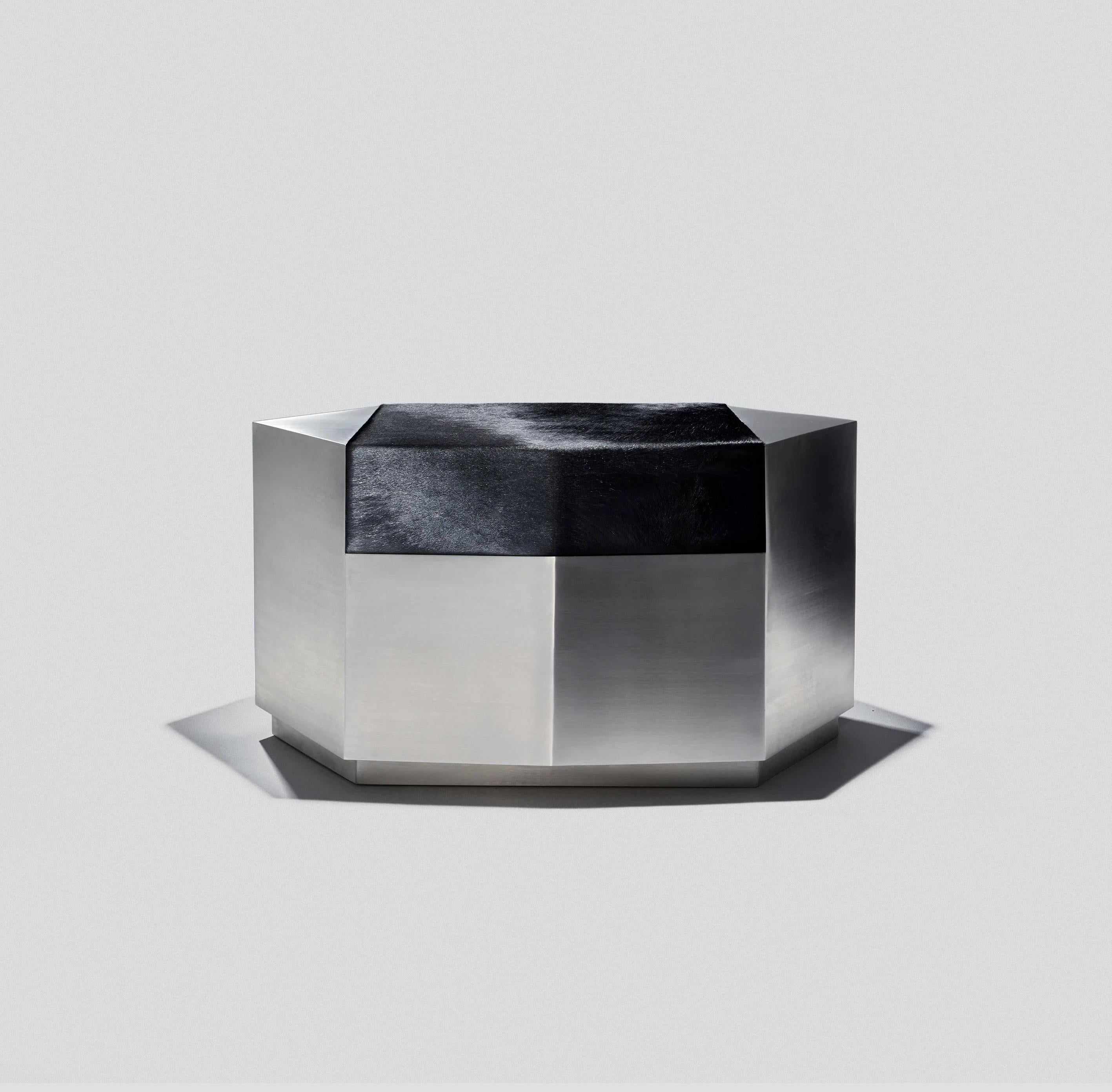 Acier Pouf moderne I+I en acier inoxydable brossé et cuir de vachette noir par Zoe Wolker en vente