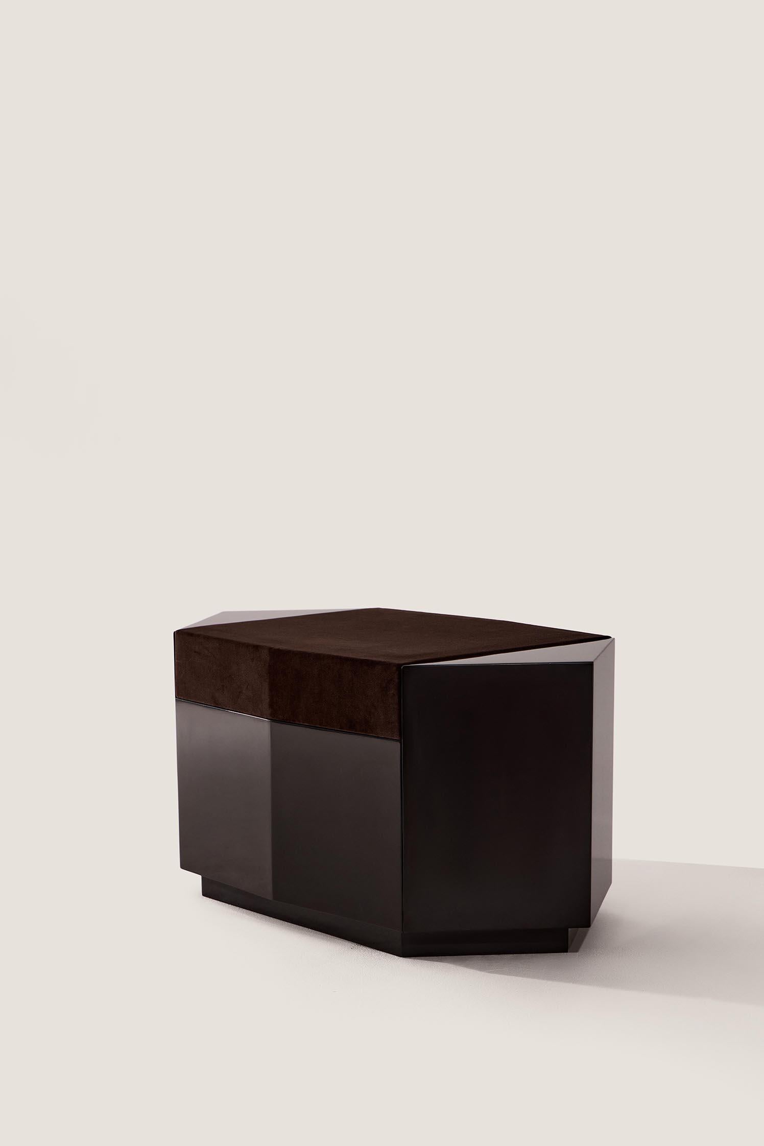 Pouf Ame I par Zoe Wolker

MDF laqué chocolat noir avec coussin en velours bourgogne

15.7 