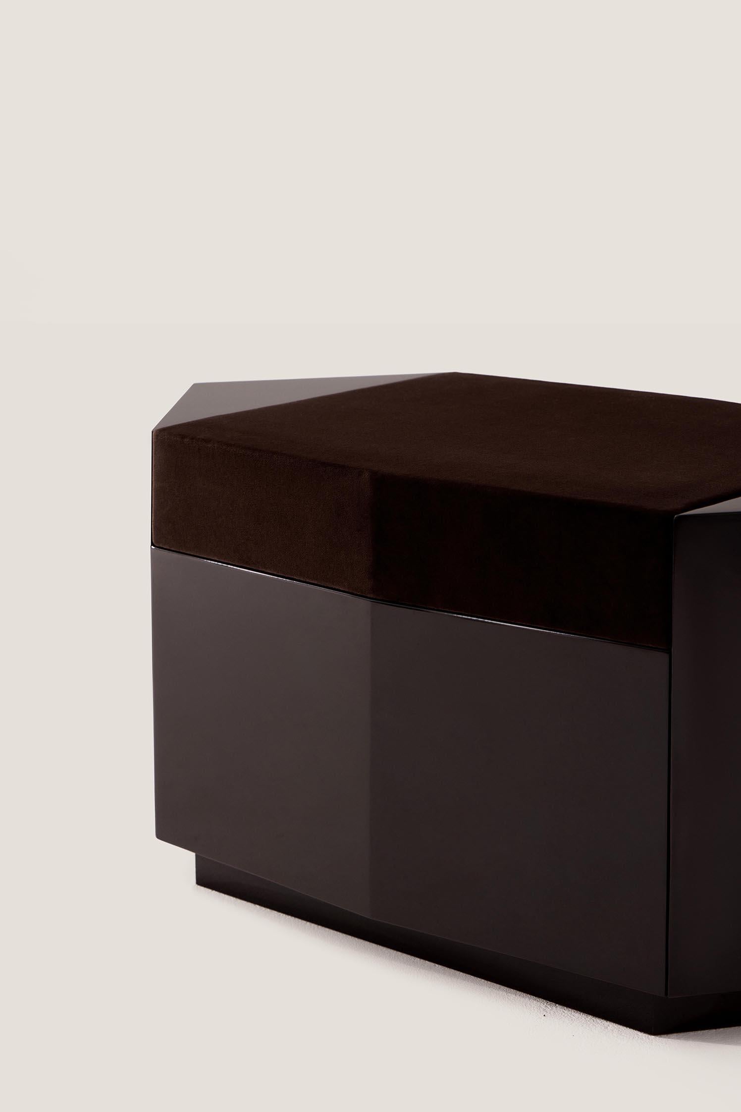 Américain Pouf moderne Ame I en MDF laqué chocolat Coussin en velours Burgun par Zoe Wolke en vente