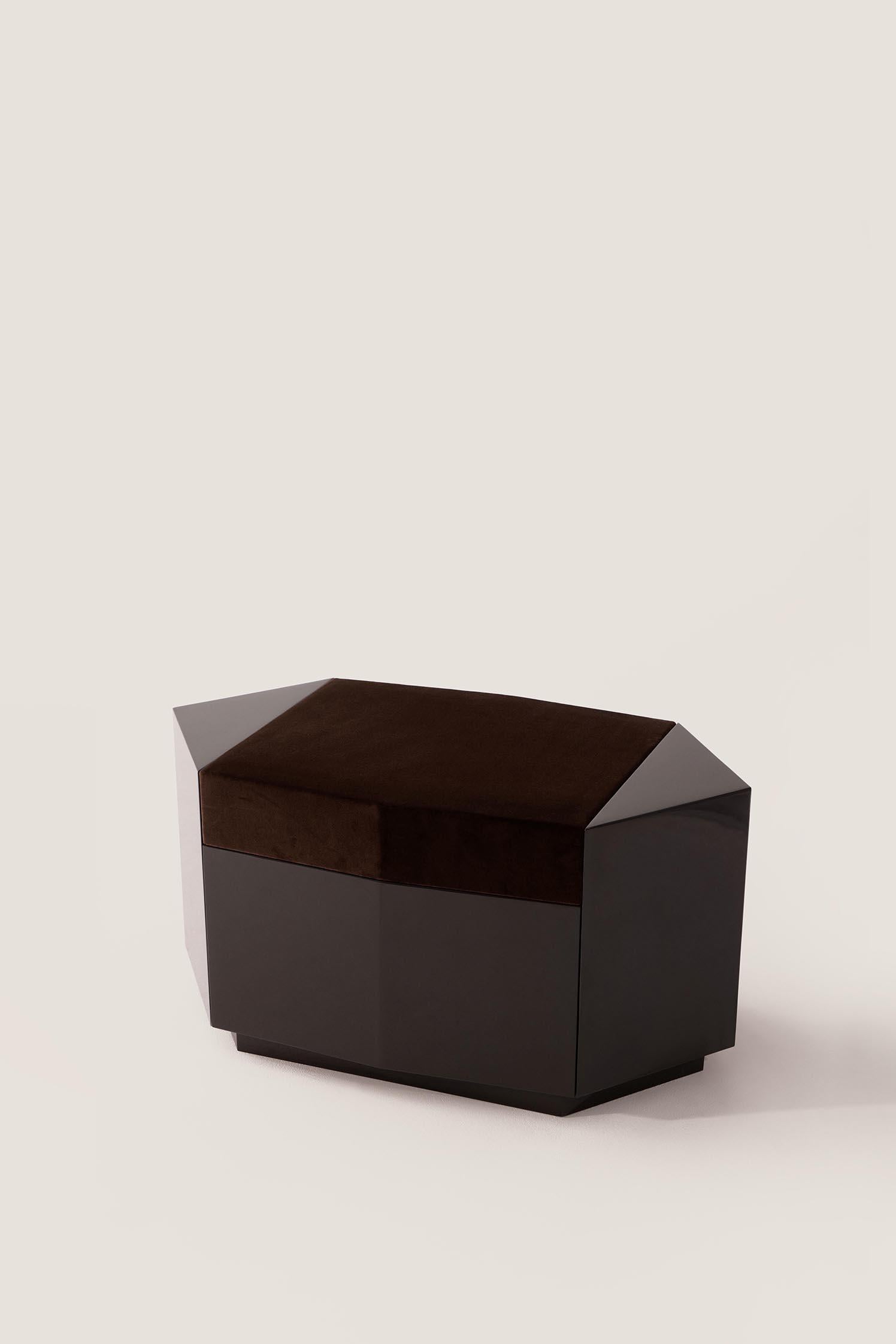 XXIe siècle et contemporain Pouf moderne Ame I en MDF laqué chocolat Coussin en velours Burgun par Zoe Wolke en vente