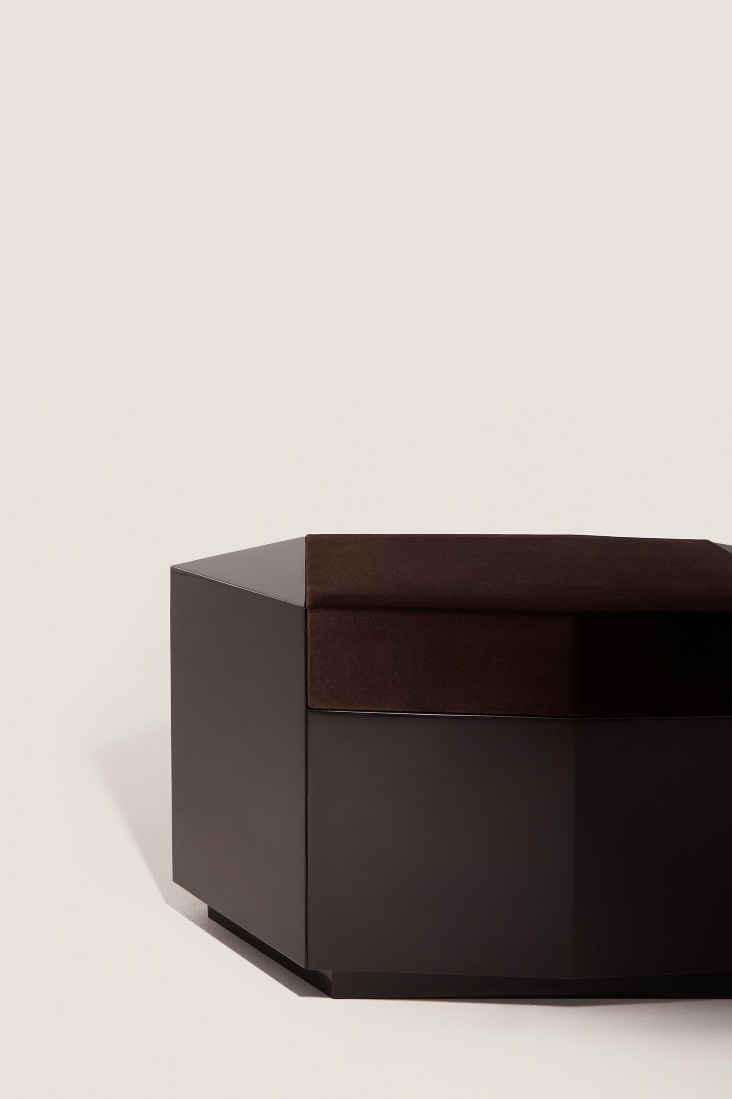 Velours Pouf moderne Ame I en MDF laqué chocolat Coussin en velours Burgun par Zoe Wolke en vente