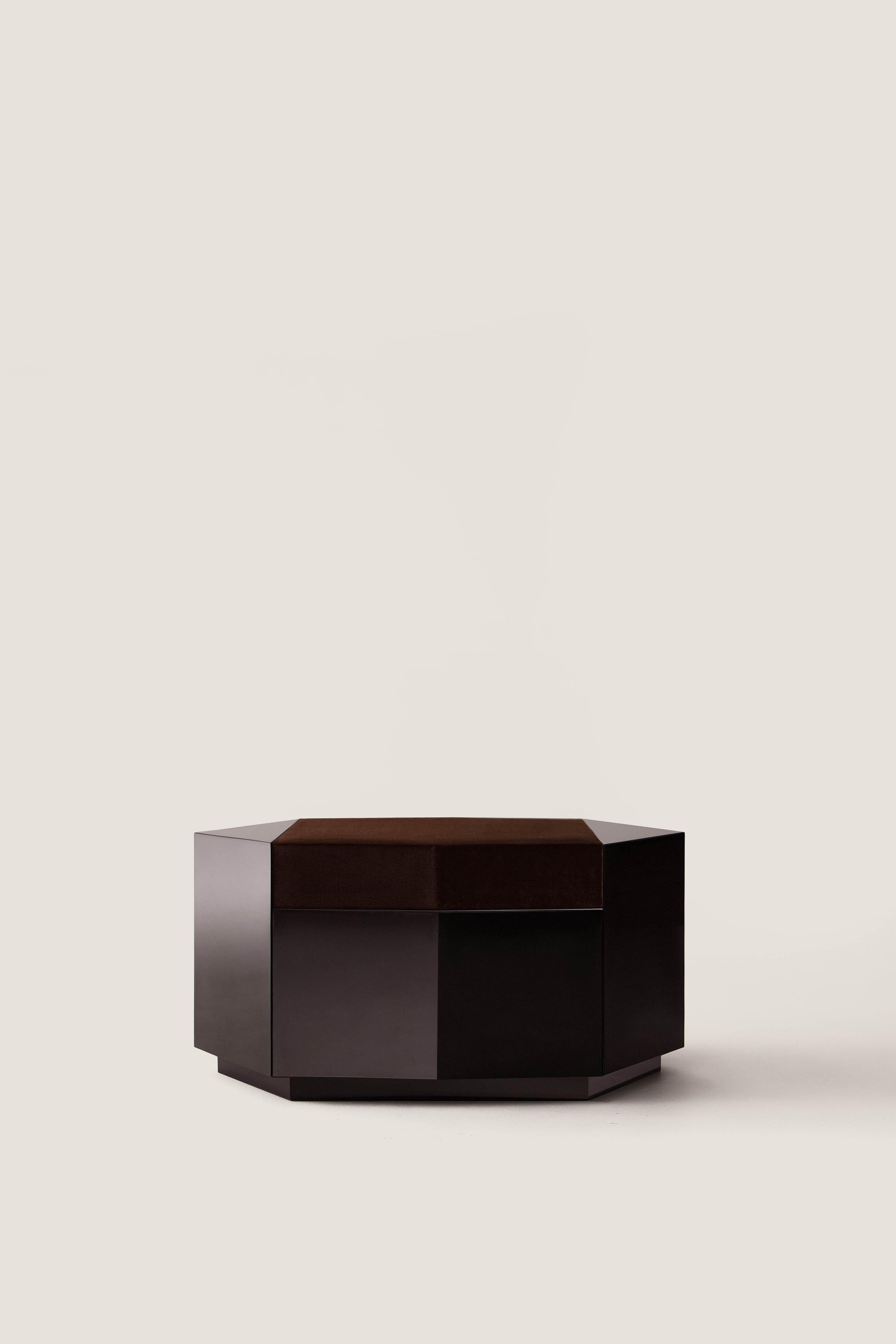 Pouf moderne Ame I en MDF laqué chocolat Coussin en velours Burgun par Zoe Wolke en vente 2