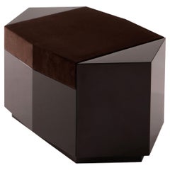 Pouf moderne Ame I en MDF laqué chocolat Coussin en velours Burgun par Zoe Wolke