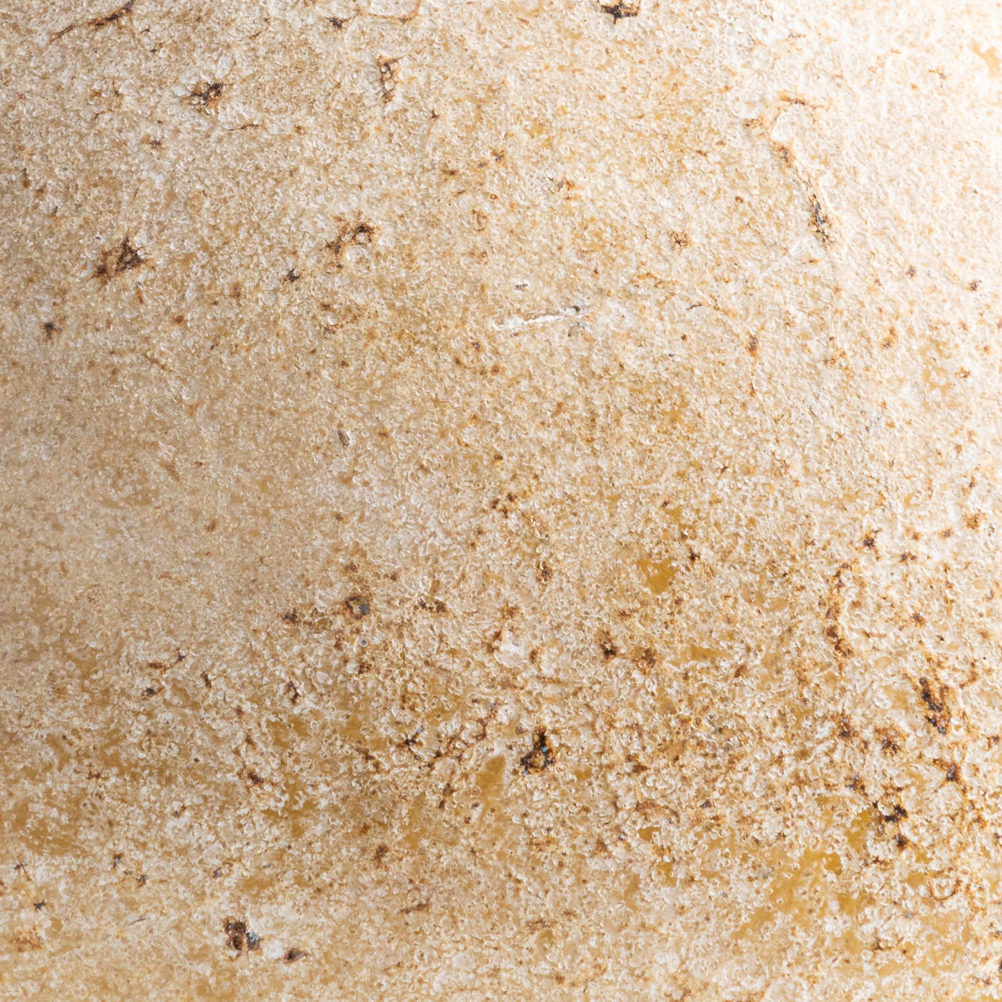 Indonesiano Vaso Ame, brocca di terracotta strutturata fatta a mano in beige in vendita