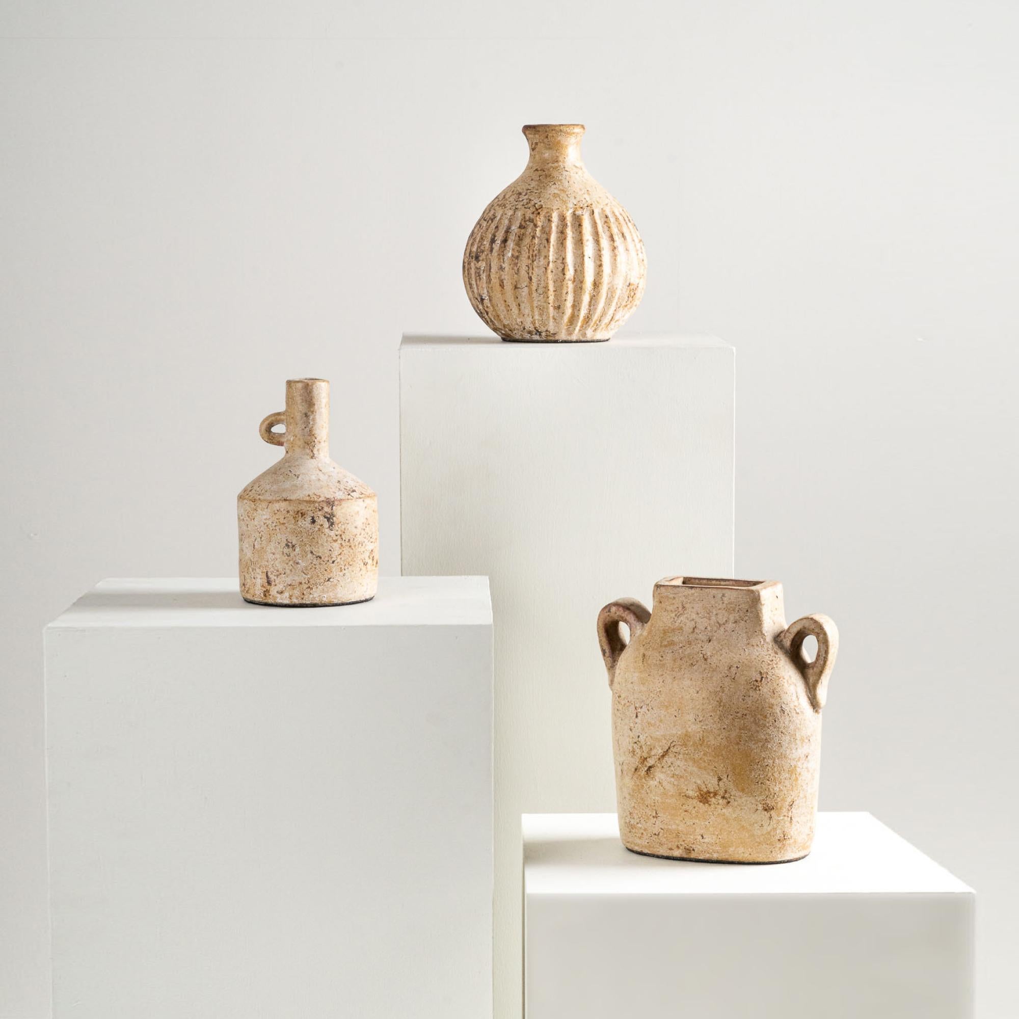 XXI secolo e contemporaneo Vaso Ame, brocca di terracotta strutturata fatta a mano in beige in vendita