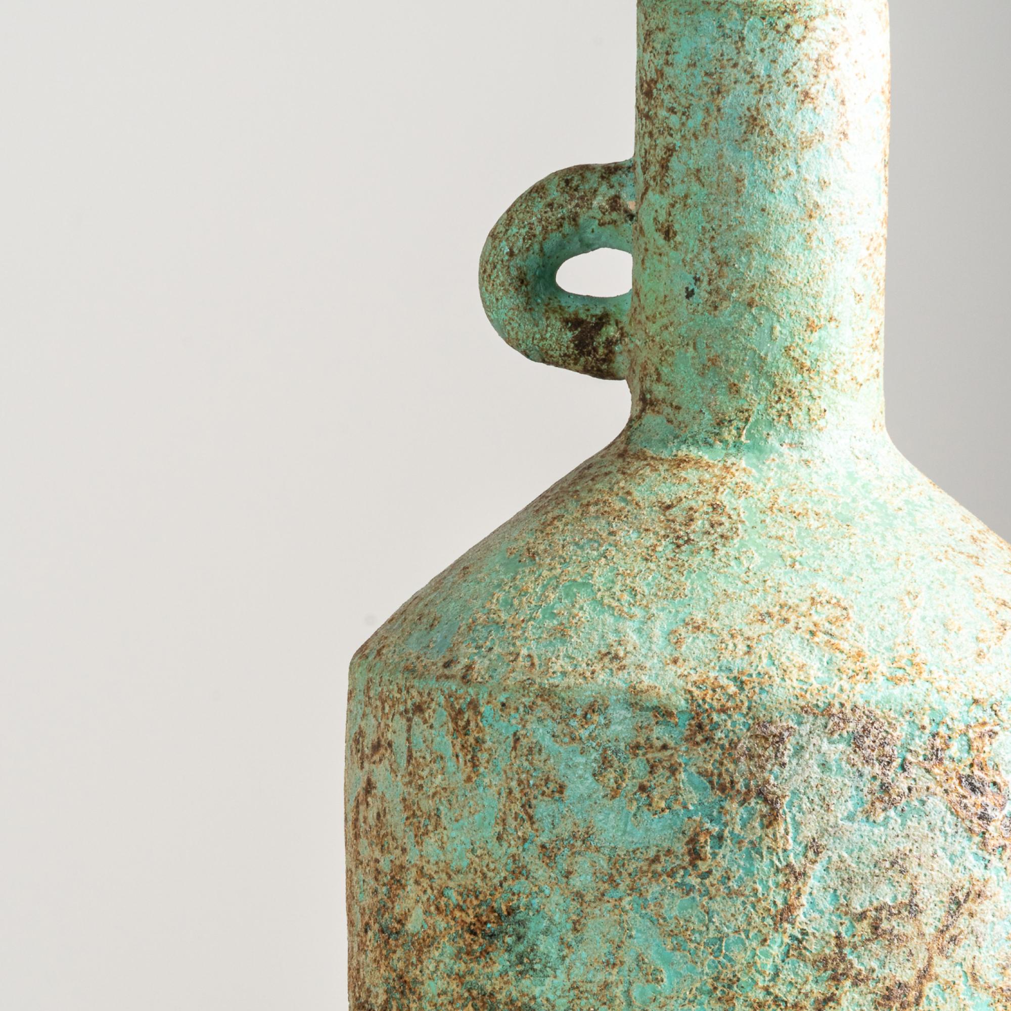 Il vaso Ame, con la sua forma distintiva, valorizza sottilmente le vignette grazie ai suoi dettagli. Realizzato a mano in terracotta, emana un fascino rustico che aggiunge un tocco elegante alla sua presenza.

Grazie alla naturale variazione dei