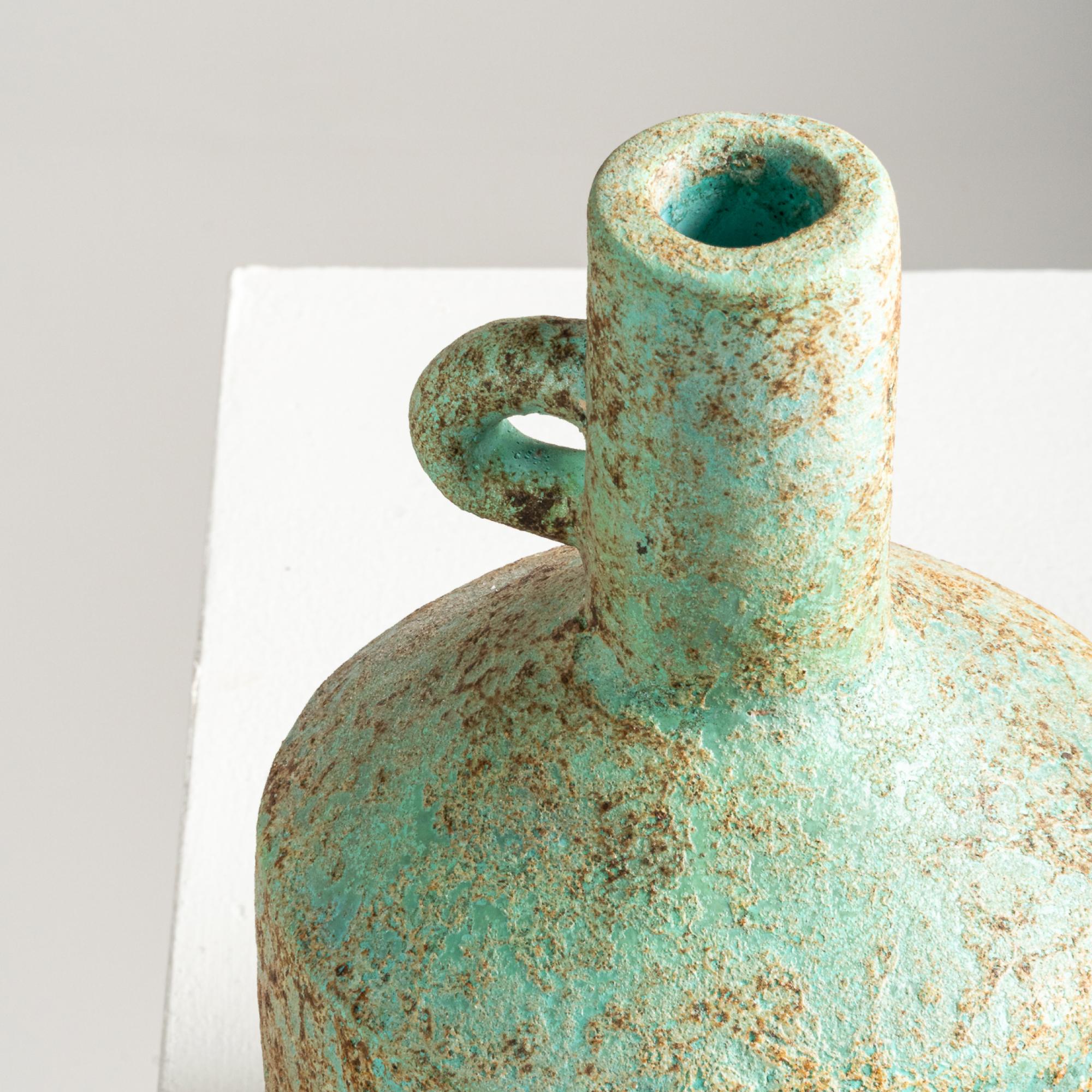 Indonesiano Vaso Ame, brocca in terracotta strutturata fatta a mano in colore menta in vendita