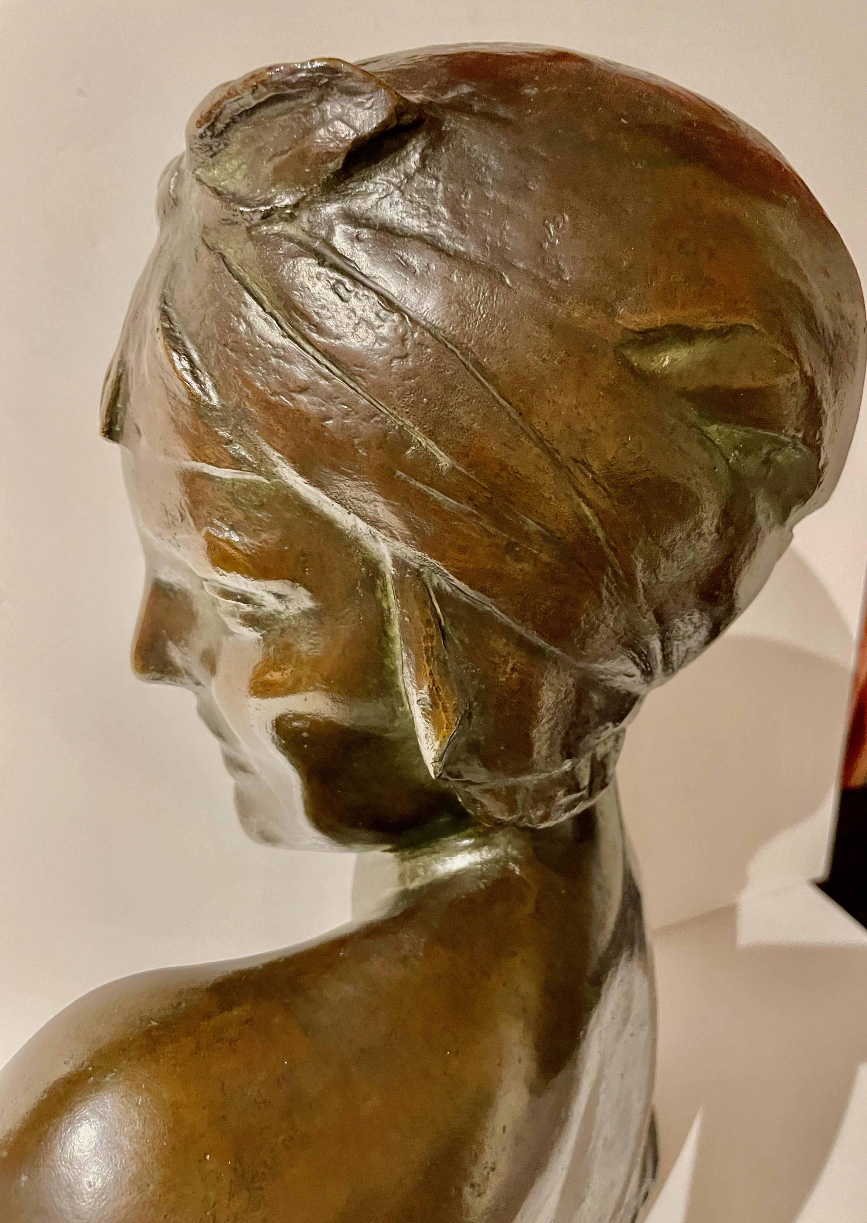 Bronzebüste einer Art-déco-Frau von Amedeo Gennarelli im Angebot 7