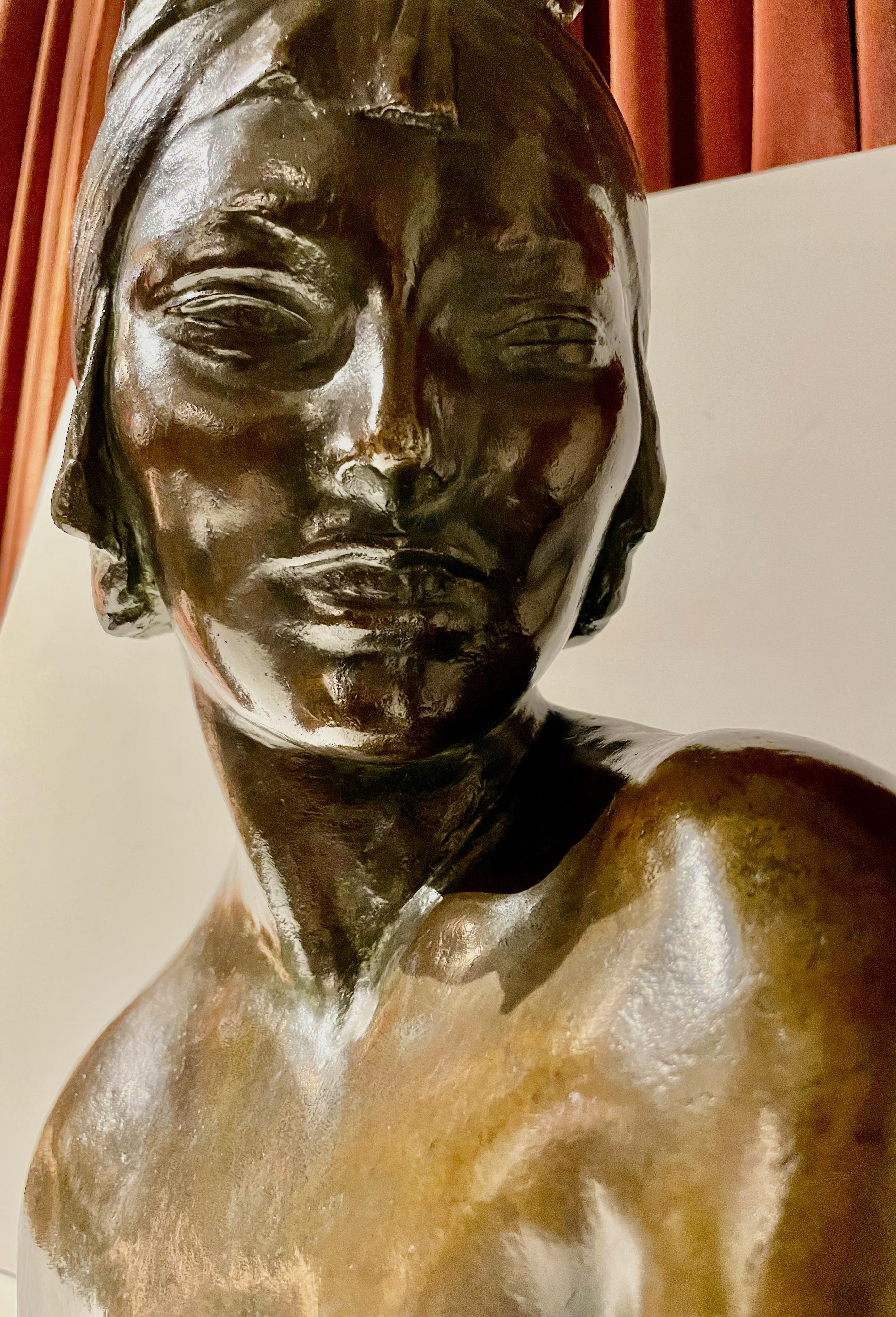 Bronzebüste einer Art-déco-Frau von Amedeo Gennarelli (Französisch) im Angebot