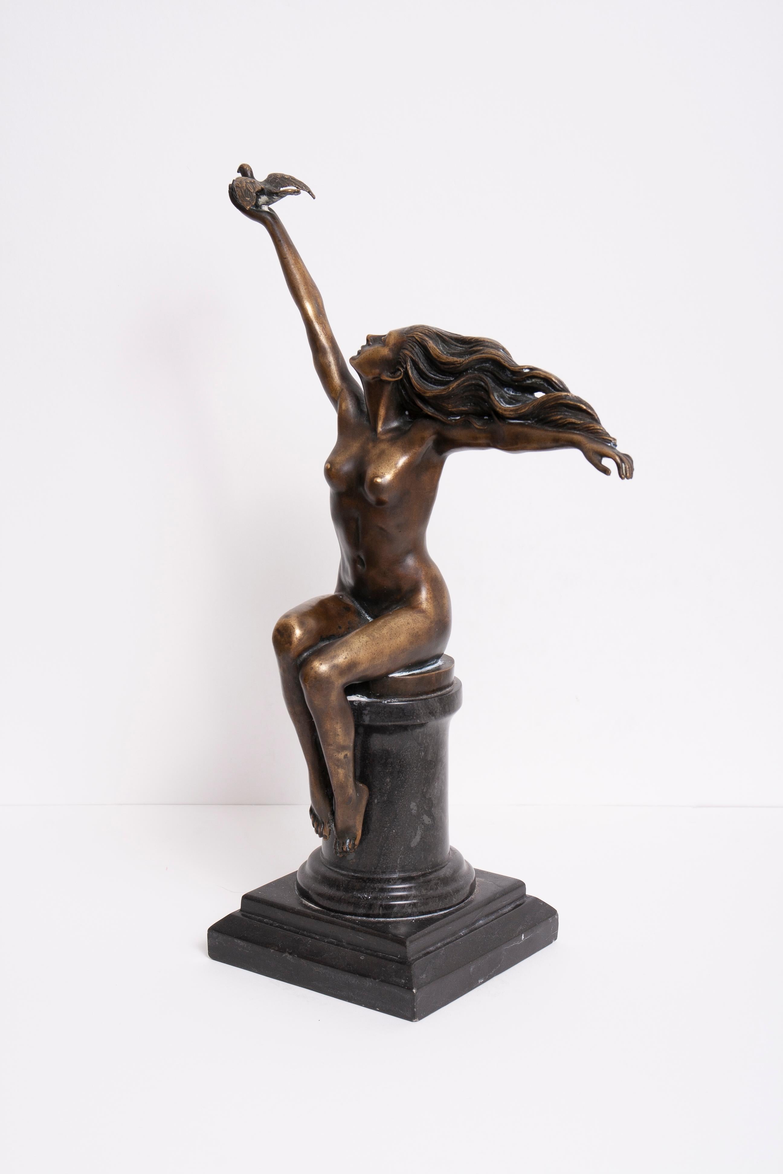 Frau mit Taube – Sculpture von Amedeo Gennarelli