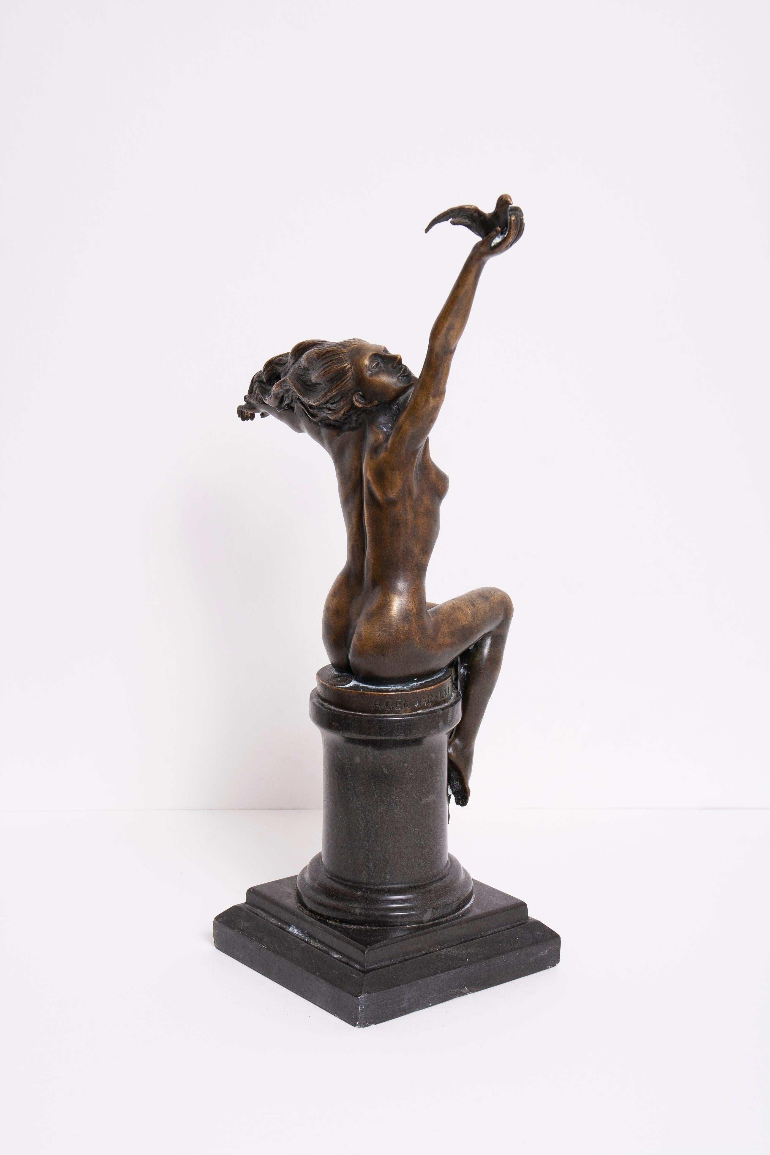 Frau mit Taube (Gold), Nude Sculpture, von Amedeo Gennarelli