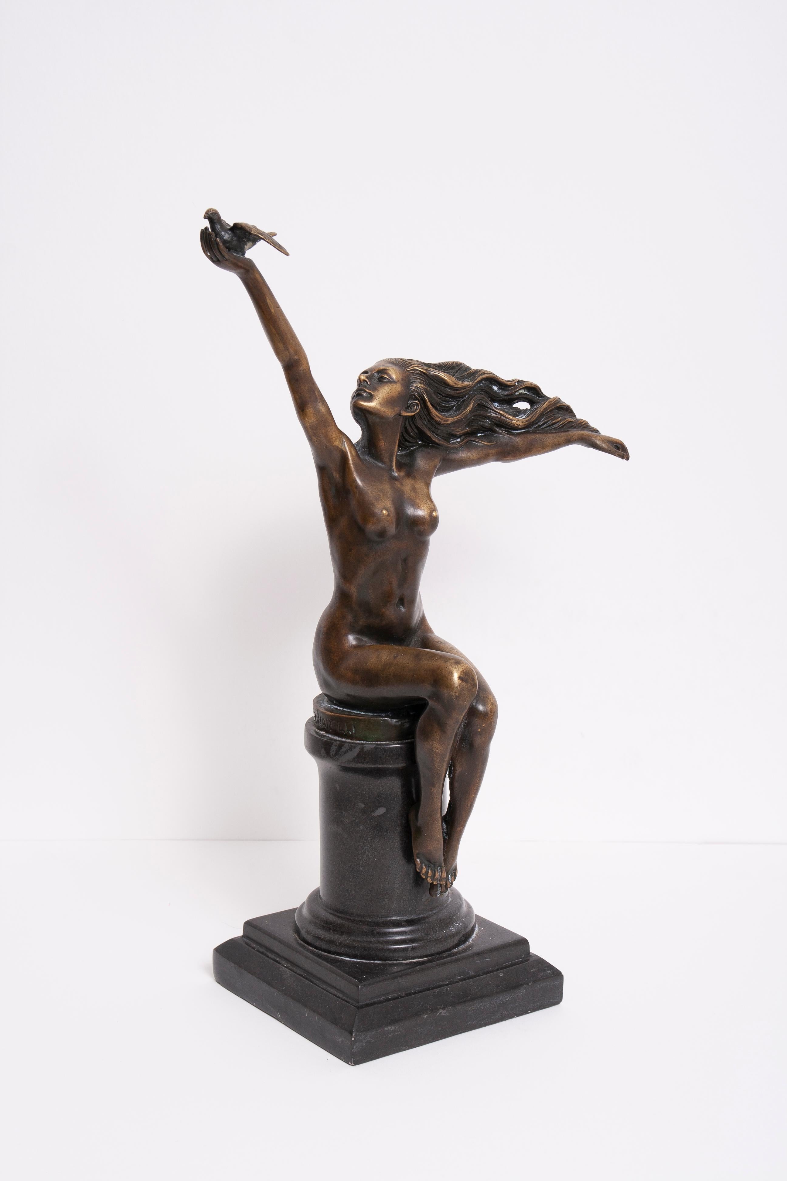 Amedeo Gennarelli Nude Sculpture – Frau mit Taube