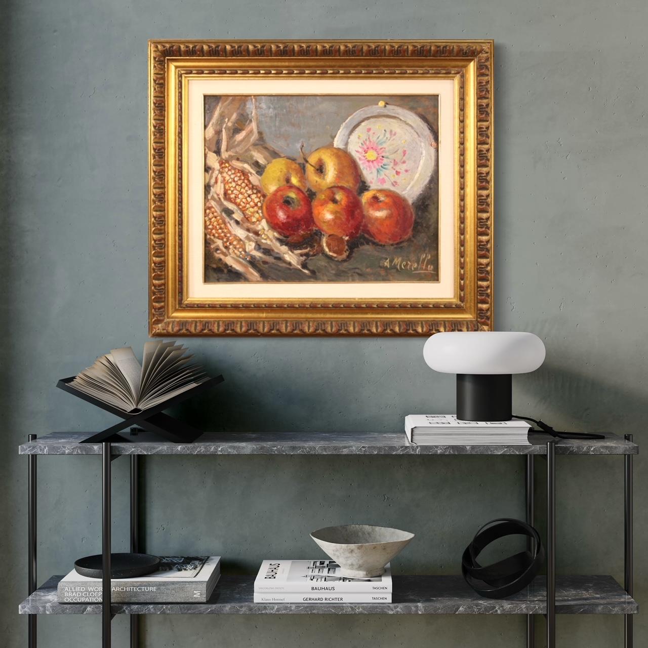 Pintura italiana de mediados del siglo XX. Obra al óleo sobre masonita que representa bodegón Frutas dulces de buena calidad pictórica. Marco de buen tamaño y agradablemente amueblado firmado abajo a la derecha A. Merello (ver foto) referible al