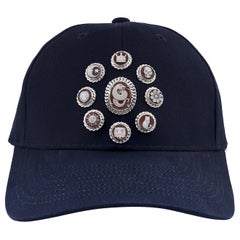 Kamee-Kapuzenmütze „Modern Tiaras“ von Amedeo in Marineblau