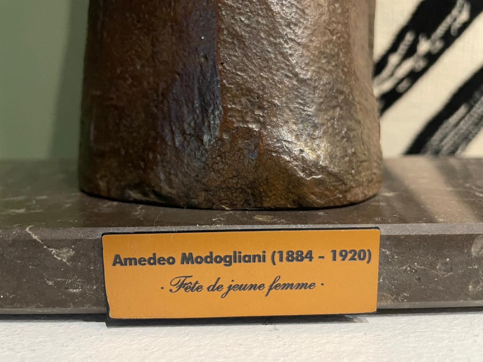 Tête de jeune femme - Gold Figurative Sculpture by Amedeo Modigliani