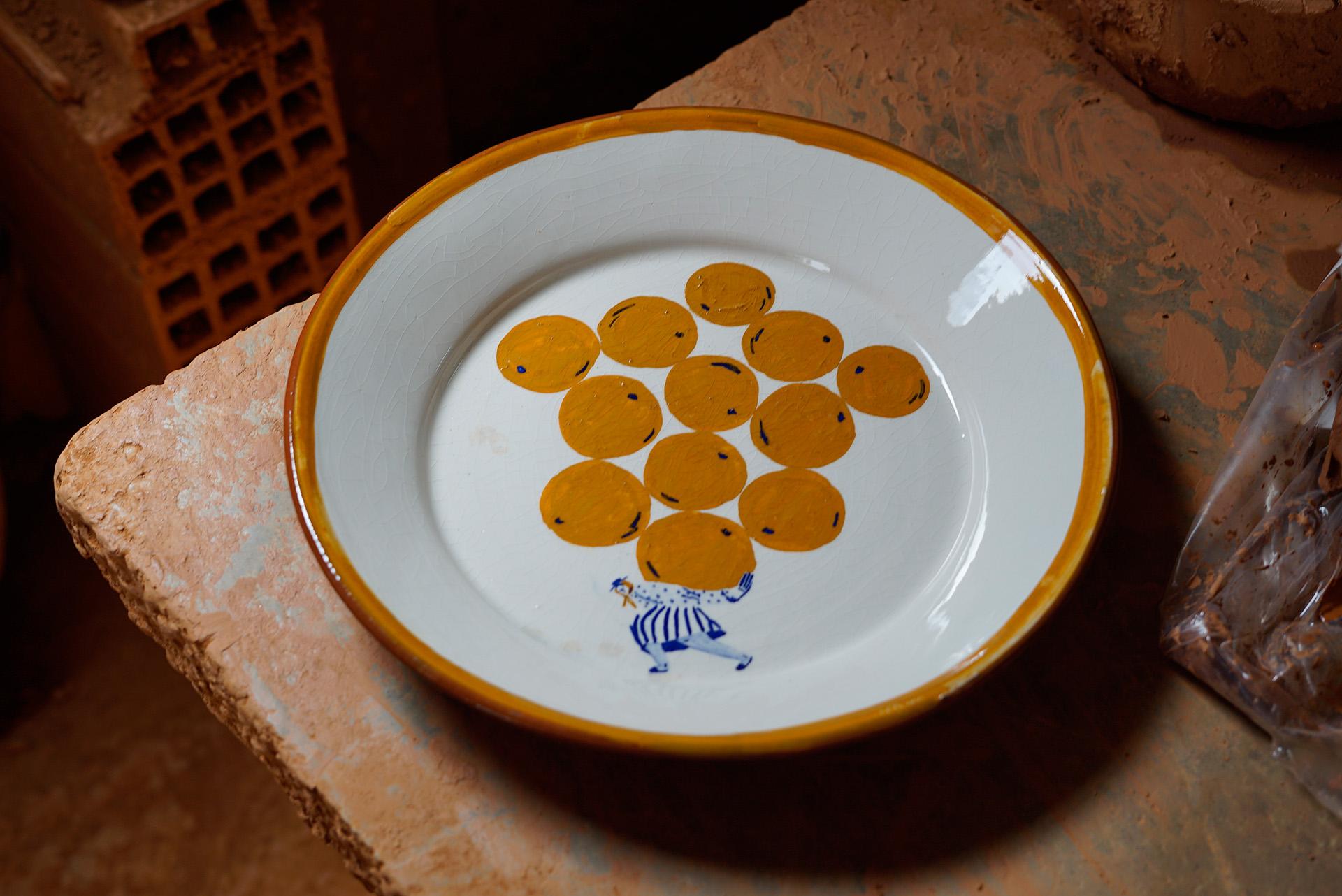 Ameixas is a terracotta decorative plate illustrated by Mariana, a miserável at Viana do Alentejo residency. Four Portuguese illustrators under the artistic direction of Vicara have been invited to work in Viana do Alentejo with the Feliciano