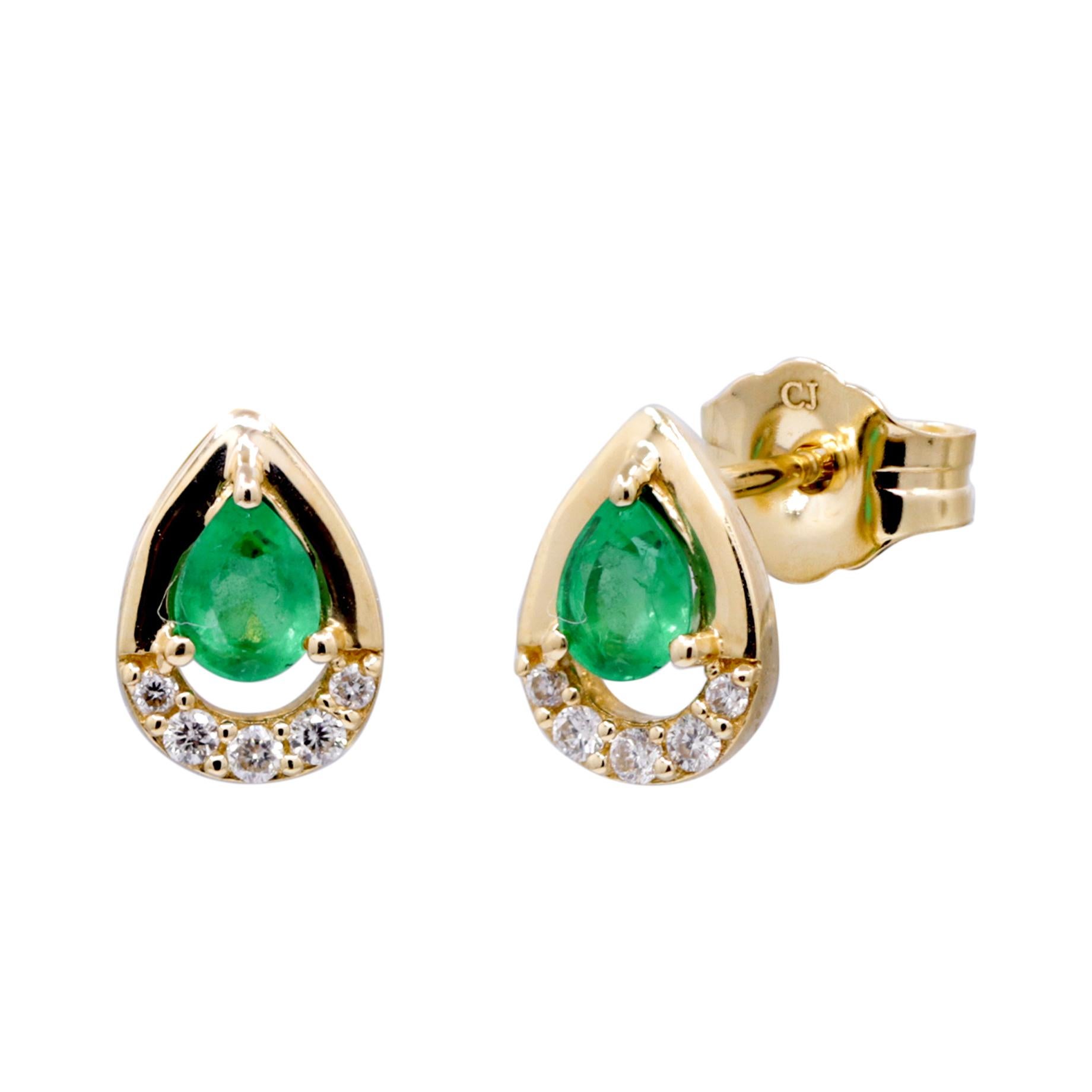 Faites preuve d'élégance avec cette boucle d'oreille en or jaune 14 carats de Gin and Grace. Cette boucle d'oreille est composée d'une émeraude taille poire (2 pièces) de 0,25 carat et d'un diamant blanc taille ronde (10 pièces) de 0,06 carat. Cette