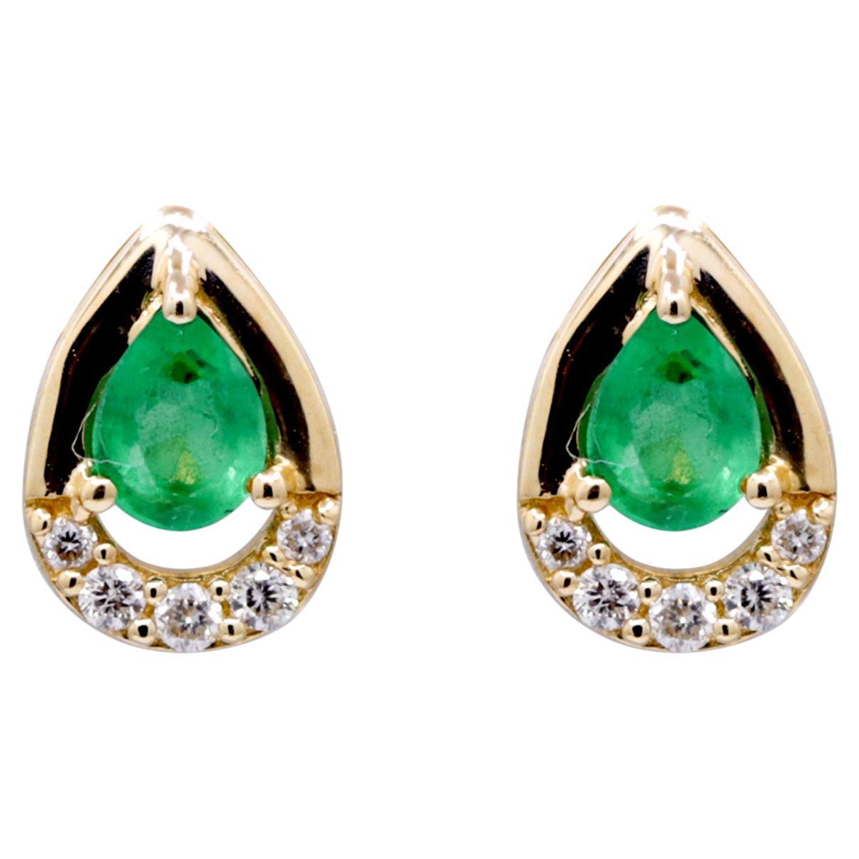 Boucles d'oreilles Amelia en or jaune 14K avec émeraudes en forme de poire en vente