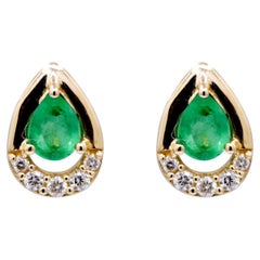 Boucles d'oreilles Amelia en or jaune 14K avec émeraudes en forme de poire