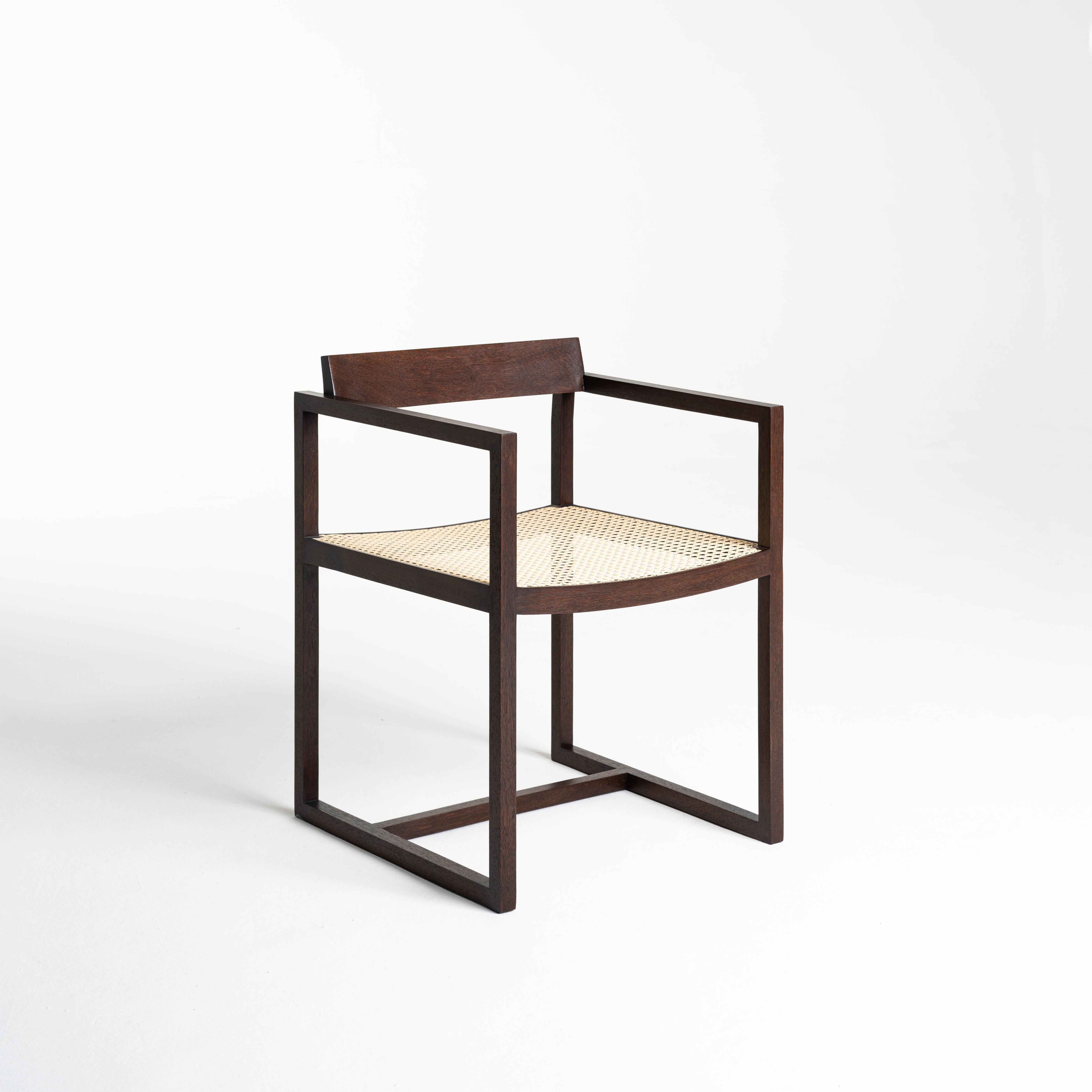 La chaise Amélia a été créée au cours d'une recherche constante par le designer de la transposition directe de la forme dans la matière. La chaleur du bois et la paille appliquée au codage du design, résultent en une pièce concise qui communique le
