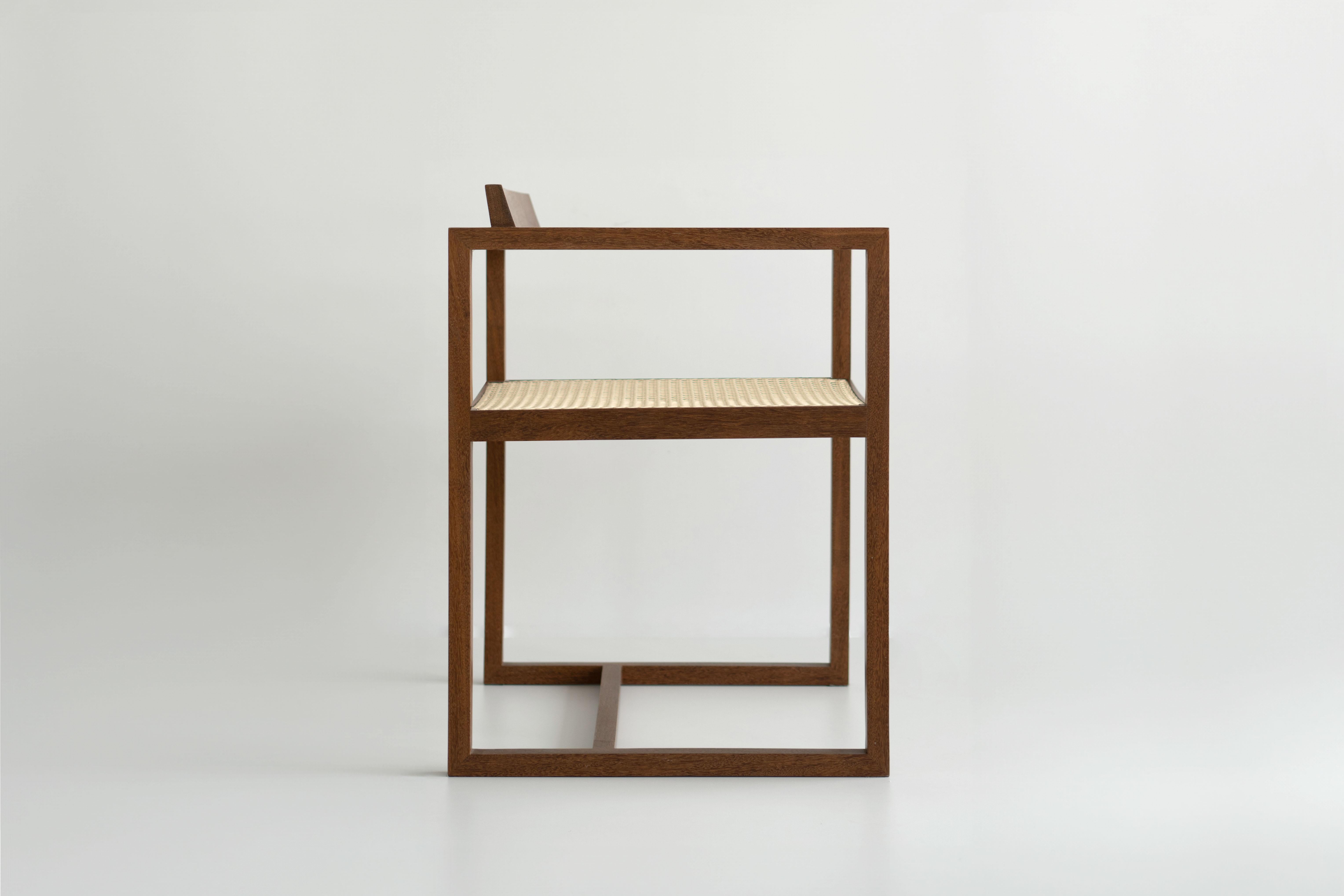 Der Stuhl Amélia entstand auf der ständigen Suche des Designers nach der direkten Umsetzung von Form in Materie. Die Wärme des Holzes und das Stroh, das für die Kodierung des Designs verwendet wird, ergeben ein prägnantes Stück, das Komfort und