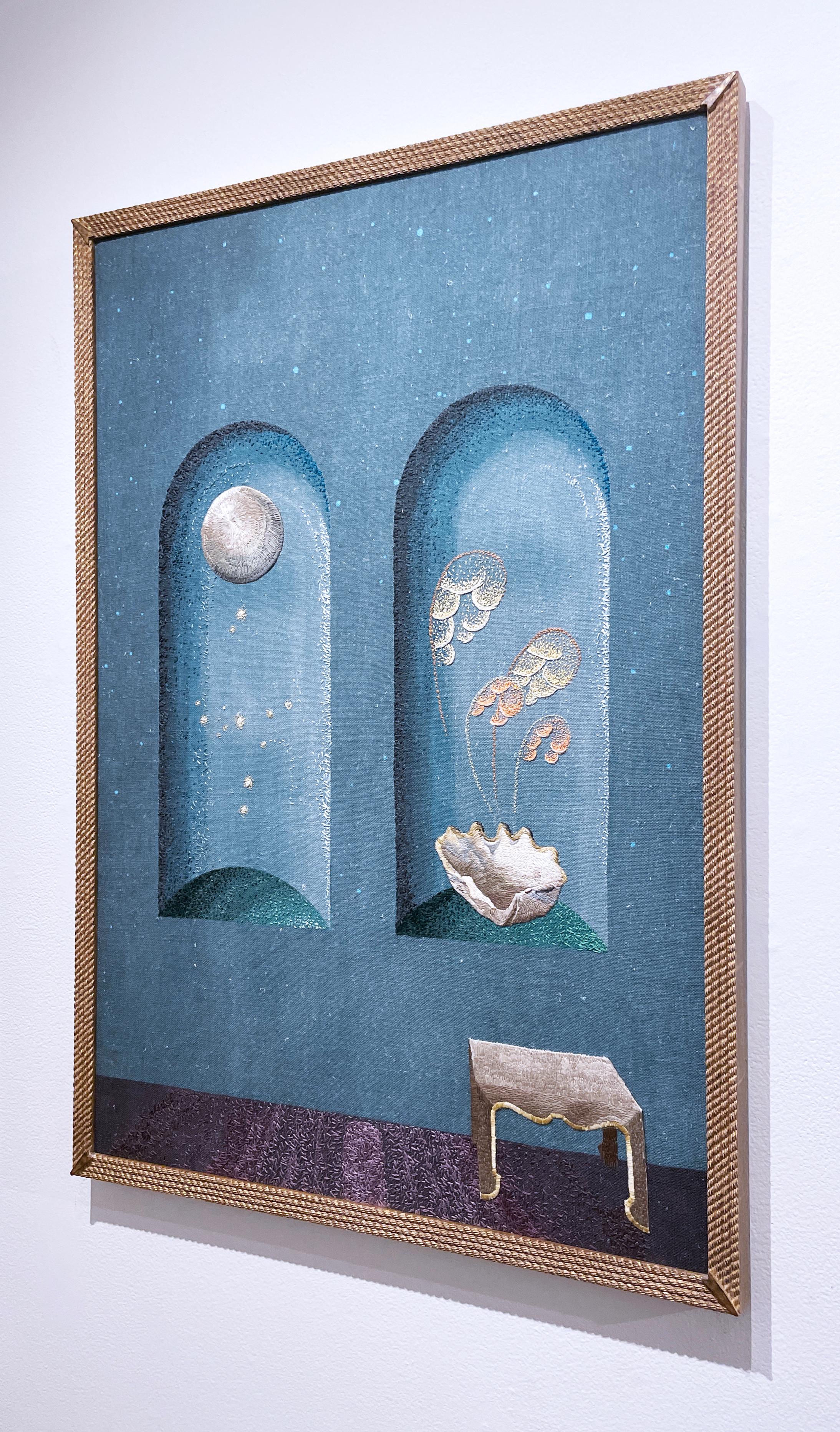 Urna cosmica (2022) ricamo, interni, tessile, fibra, toni della terra, pesca - Painting Contemporaneo di Amelia Dennigan