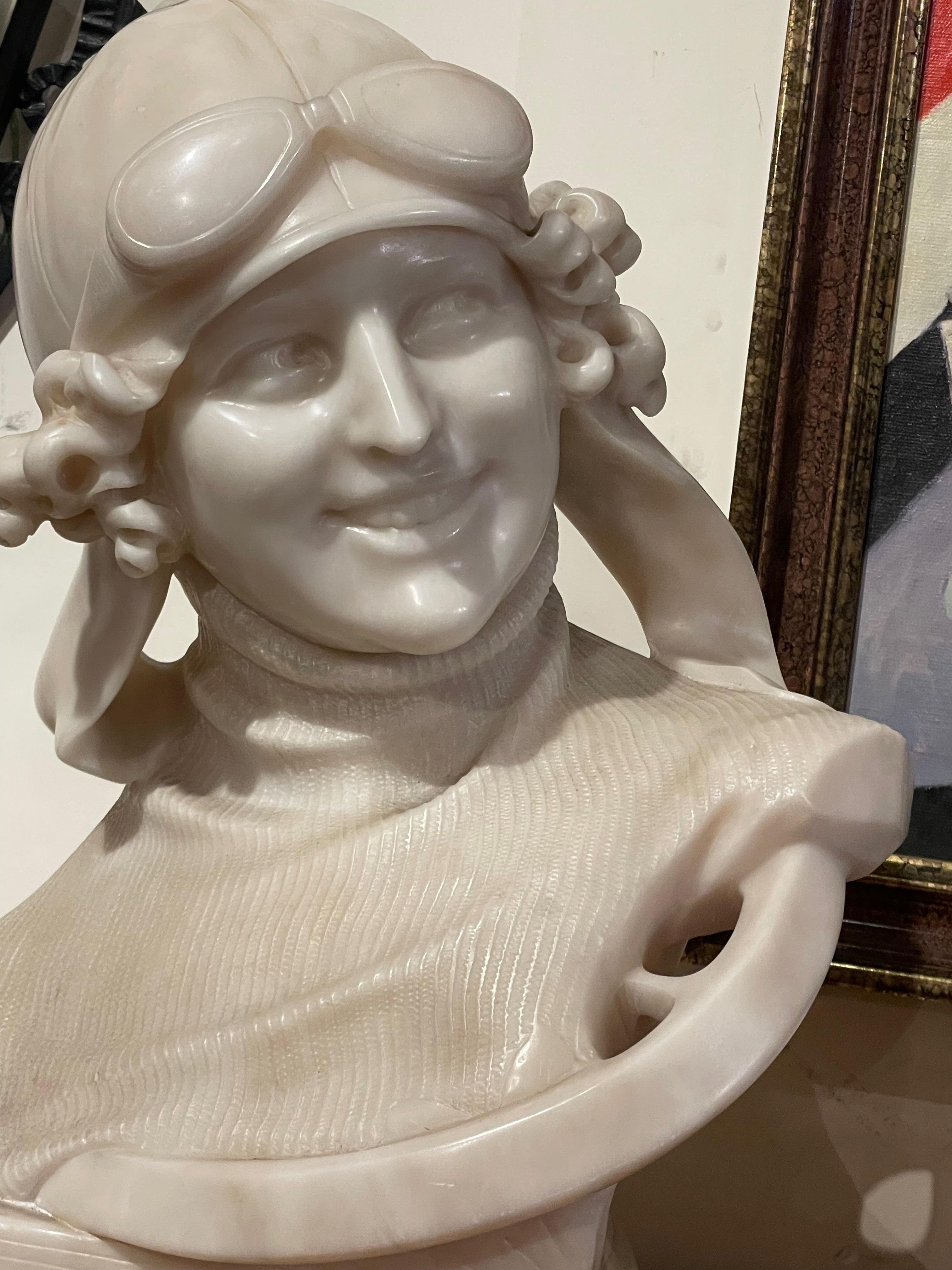 Le buste en marbre d'Amelia Earhart est prêt à prendre son envol. Rare buste original en marbre sculpté à la main, représentant Amelia prête à voler avec des lunettes et Helmut. La qualité est étonnante et ce marbre d'artiste unique en son genre est