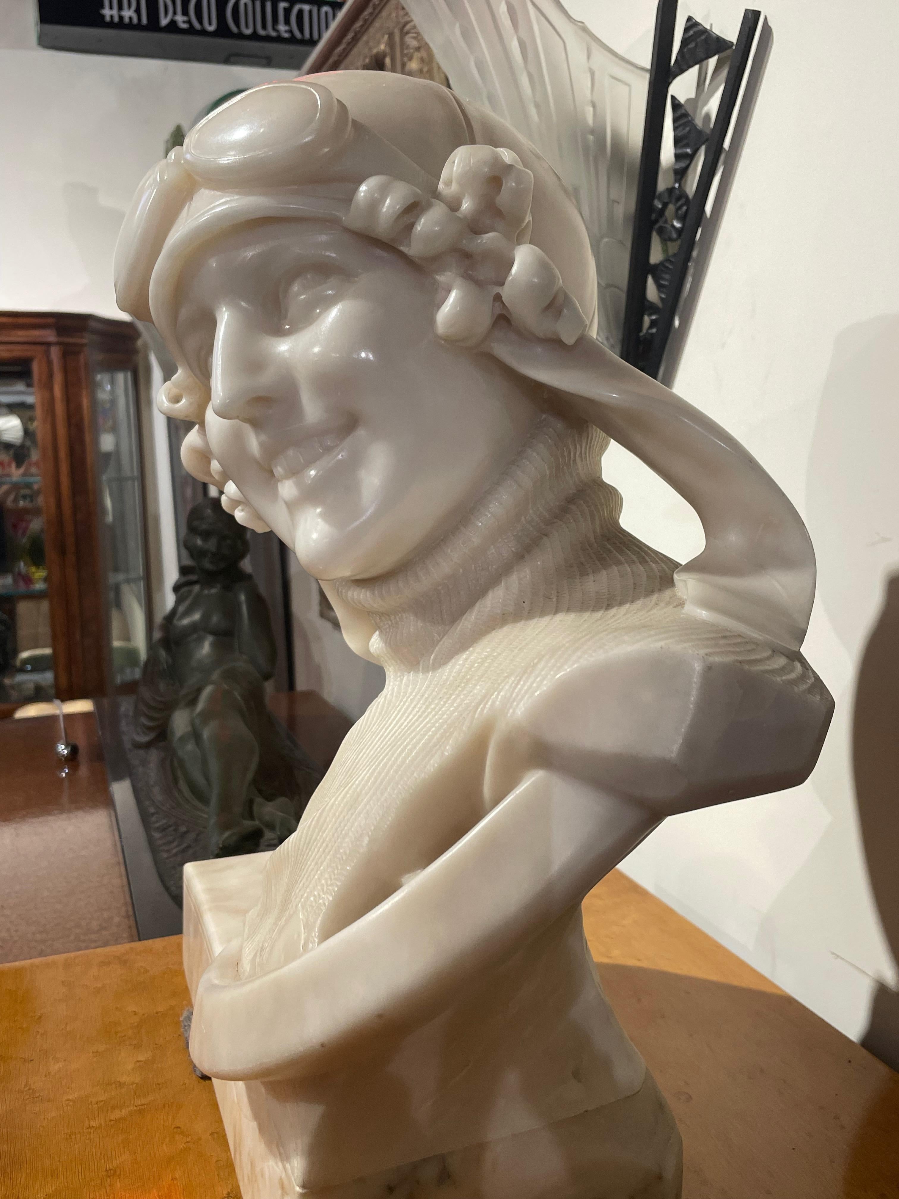 Art déco Buste en marbre Amelia Earhart Vol en vente