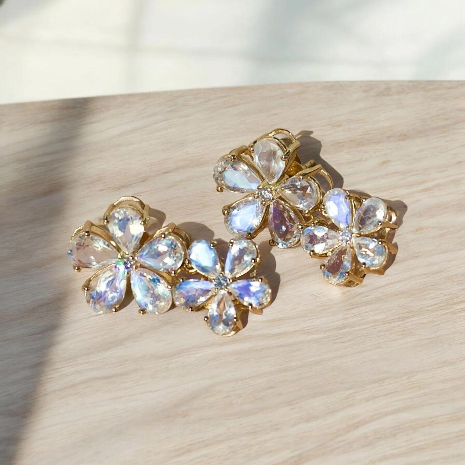 Nina Zhou Orecchini a goccia con pietra di luna e diamante a doppio fiore In condizioni Nuovo in vendita a Rowland Heights, CA
