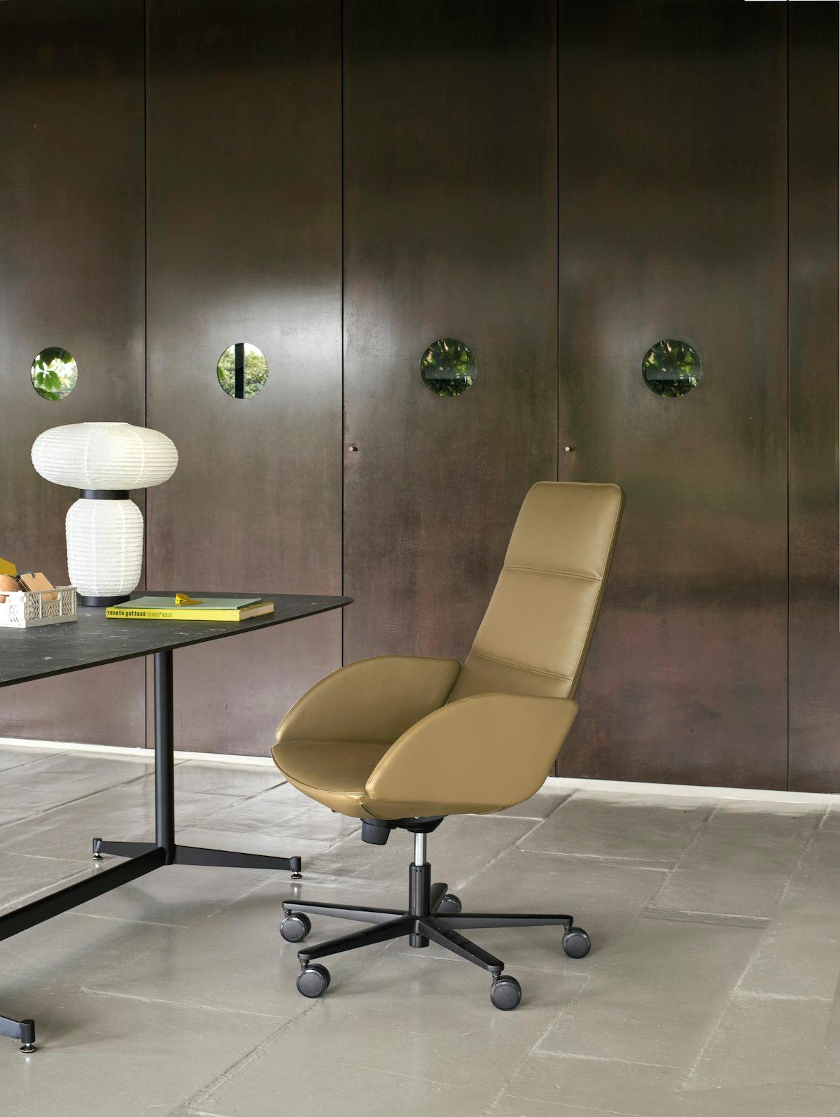 Poltrona direzionale imbottita Amelie Comfort con schienale alto di Quinti Sedute
Dimensioni: P 68 x L 68 x H 118 cm.
Materiali: Alluminio, schiuma e imbottitura.

Disponibile in diverse finiture, dimensioni e opzioni di materiale. Le dimensioni e i
