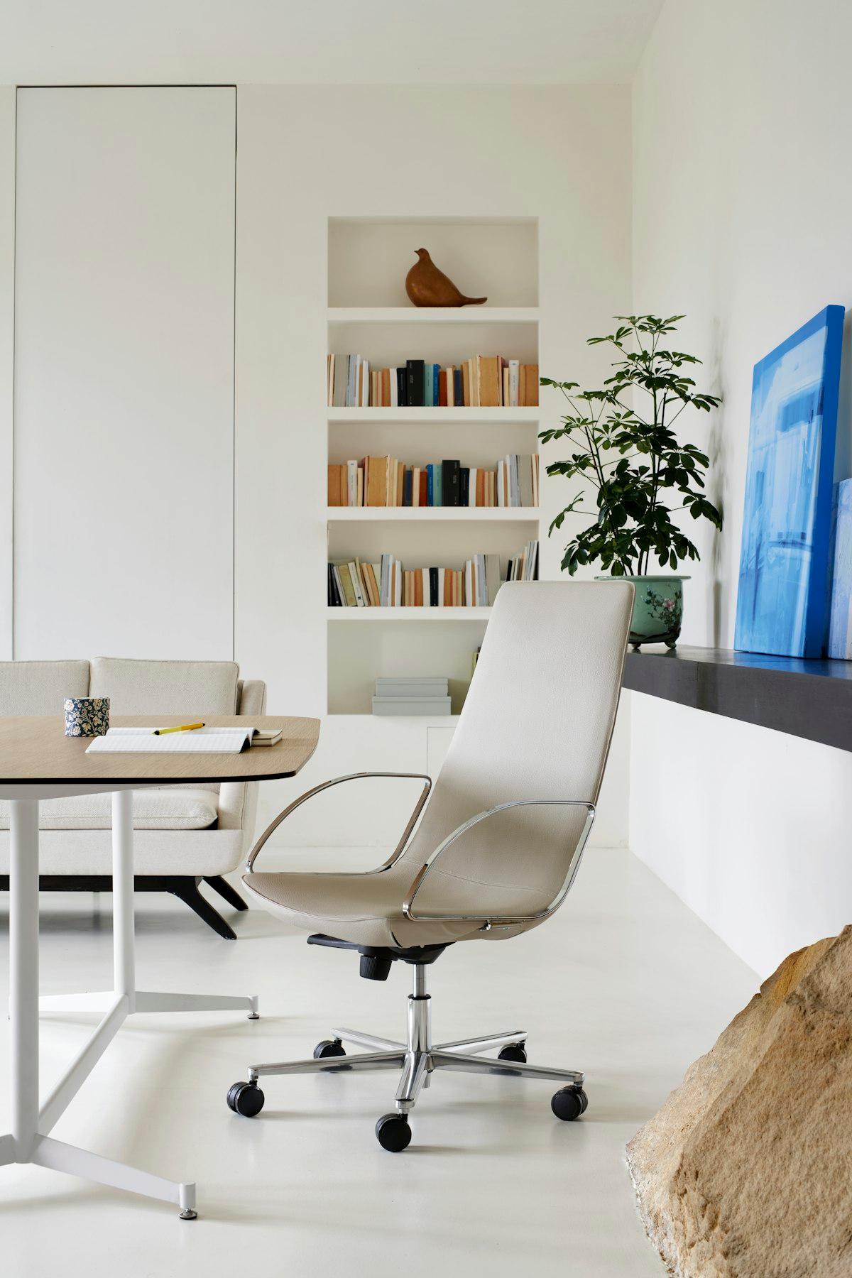 Poltrona direzionale imbottita con schienale alto Amelie Glue di Quinti Sedute
Dimensioni: P 68 x L 68 x H 118 cm.
Materiali: Alluminio, schiuma, piastra cromata e imbottitura.

Disponibile in diverse finiture, dimensioni e opzioni di materiale. Le