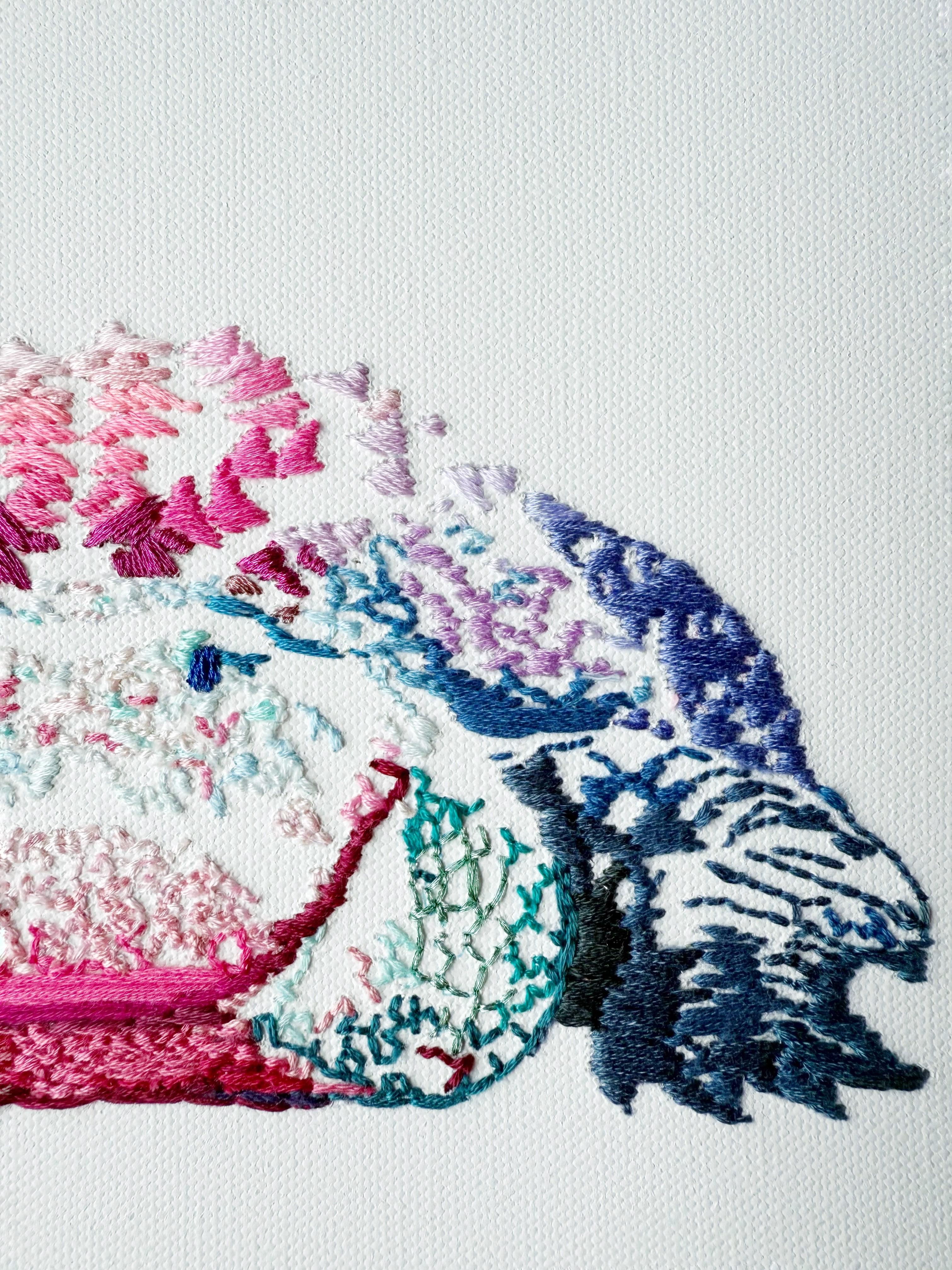 La grande dame - Gris Animal Painting par Amelie Guthrie