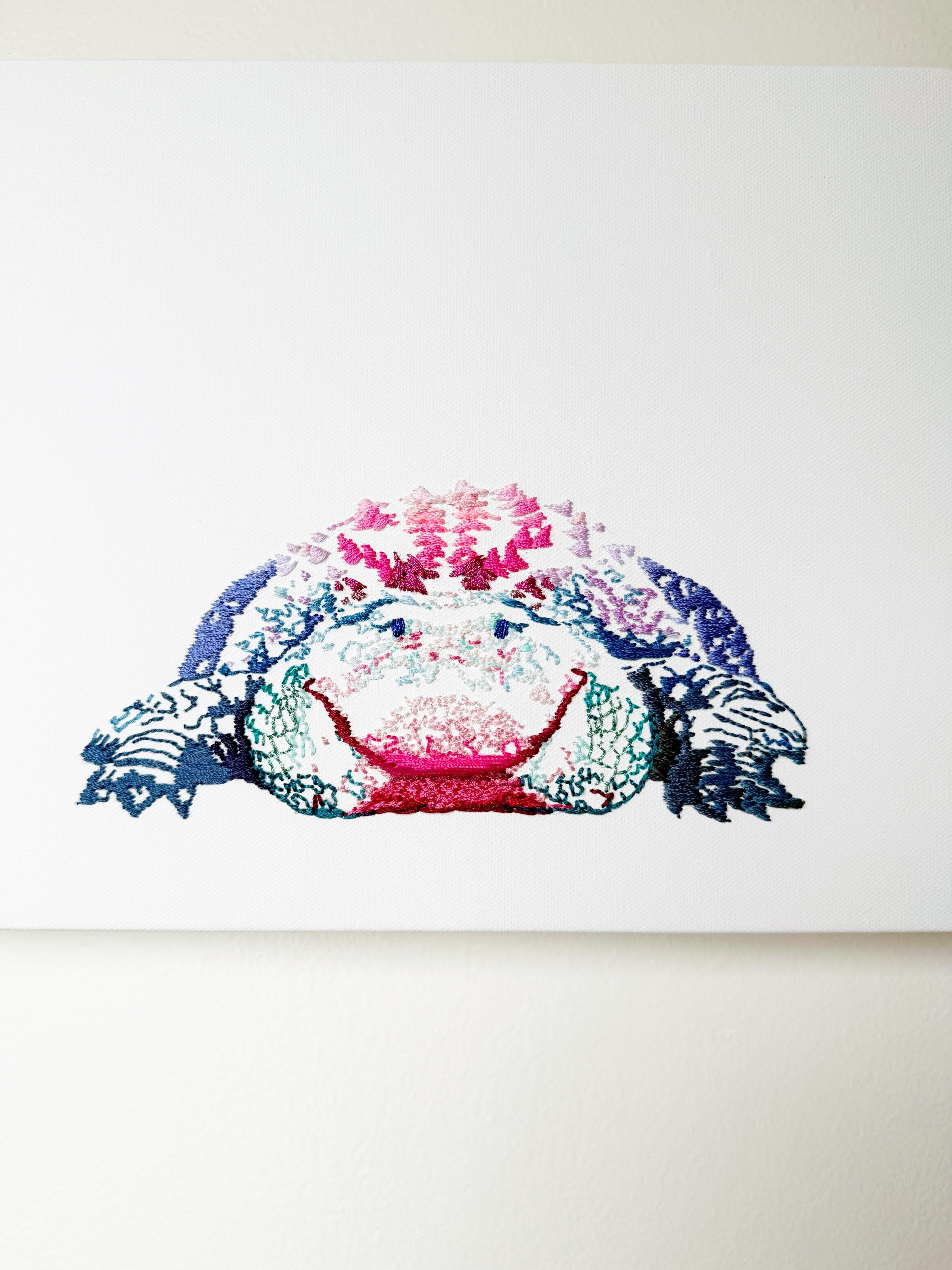 Octavia Art Gallery a le plaisir de présenter Marsh Keepers, une exposition solo de broderie environnementale d'Amélie Guthrie en hommage au monde naturel et à la responsabilité de l'humanité de le chérir et de le protéger.

Dans sa nouvelle