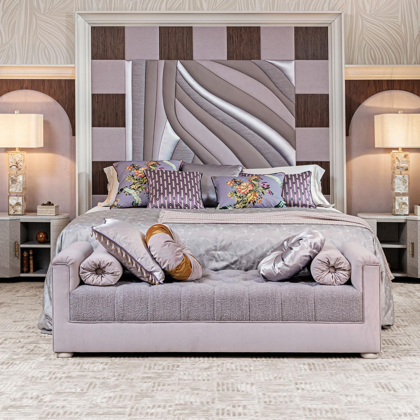 The Art Deco-inspired design of the Amelie bench features fine craftsmanship. The lilac fabric harmonized with sinuous lines make it a perfect piece for any room.