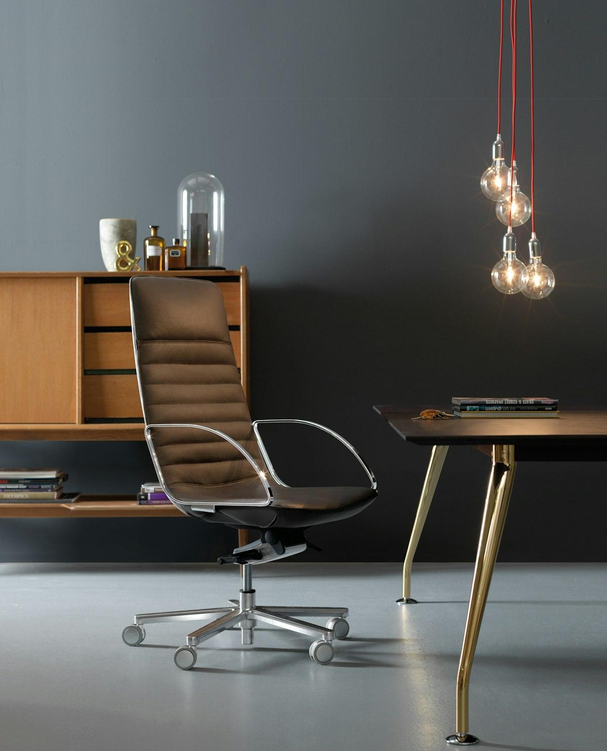 Poltrona direzionale imbottita con schienale alto Amelie Slim di Quinti Sedute
Dimensioni: P 68 x L 68 x H 118 cm.
Materiali: Alluminio, schiuma, piastra cromata e imbottitura.

Disponibile in diverse finiture, dimensioni e opzioni di materiale. Le