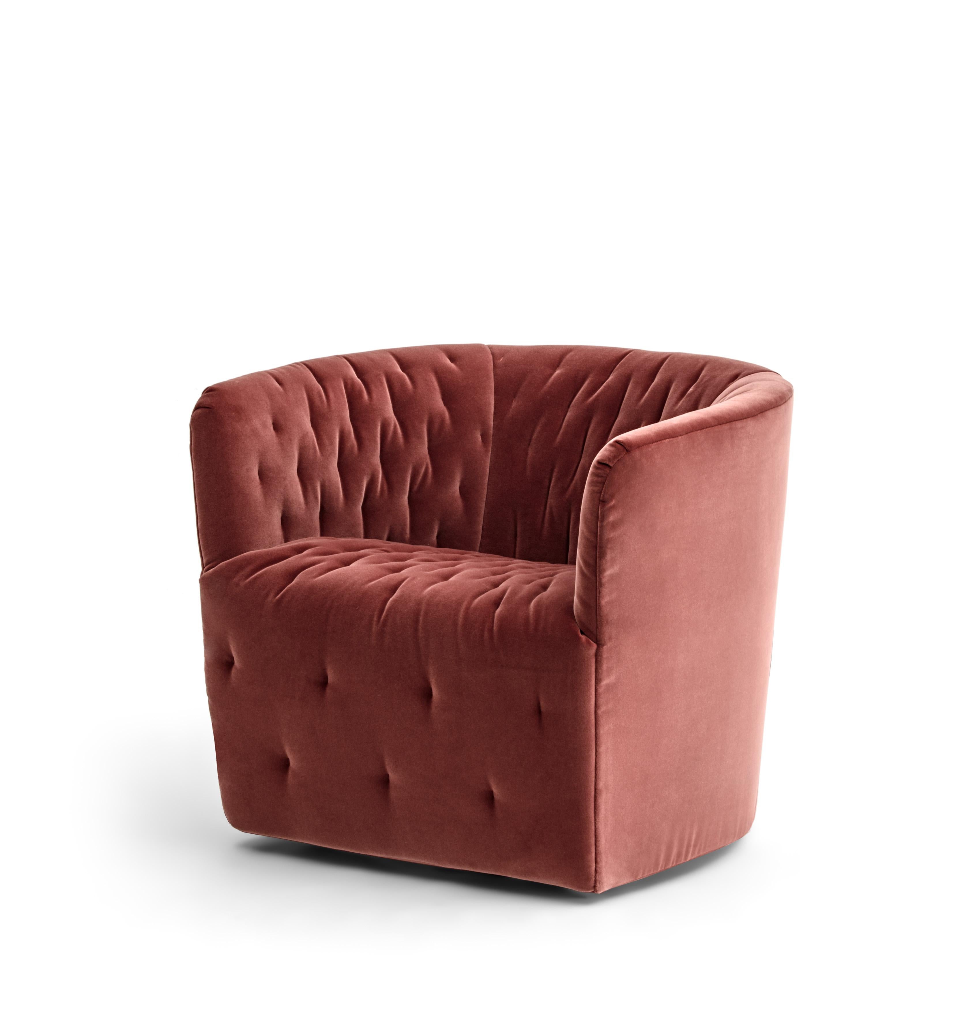 Delightfully pretty, the Amélie armchair conjures up visions of French haute couture. The special quilting highlighting the inner curves is done by hand according to a non-random pattern. Compact yet with a strong appeal, Amélie would be an