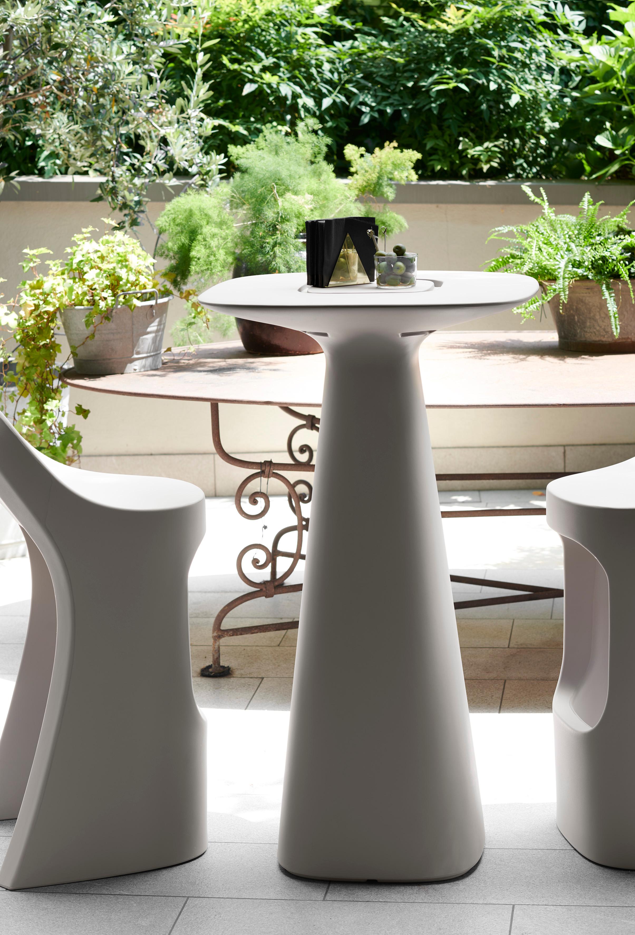 Amélie Up Elephant Grey Table by Italo Pertichini
Dimensions: D 61,5 x W 61,5 x H 110 cm.
Materials: Polyethylene.
Weight: 10 kg.

Available in different color options. Prices may vary. This product is suitable for indoor and outdoor use. Available