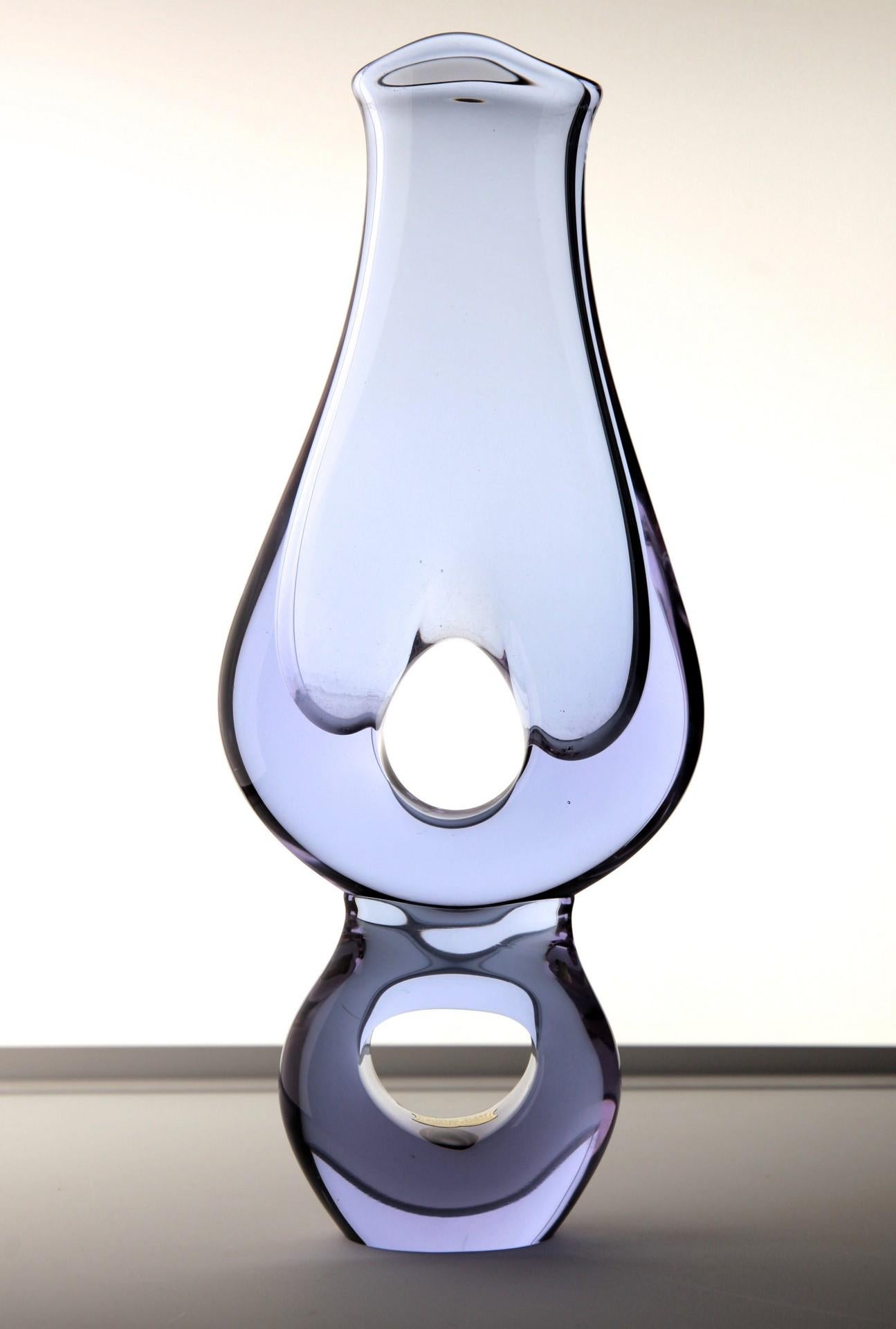 Gino Cenedese unique vase. Uses one of the colors that Cenedese and Da Ros loved the most. In Murano is called Alessandrite, also known as Neodymium glass.
As Alessandrite gemstone and for the same principle, the glass changes its color depending on