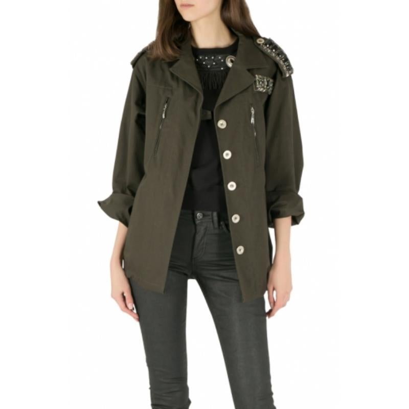 Seguro que te enamoras de esta chaqueta de Amen. Diseñada en un tono verde oscuro, esta chaqueta tiene mangas largas, cierre abotonado y charreteras adornadas con cristales. La chaqueta, confeccionada en algodón transpirable, es perfecta para