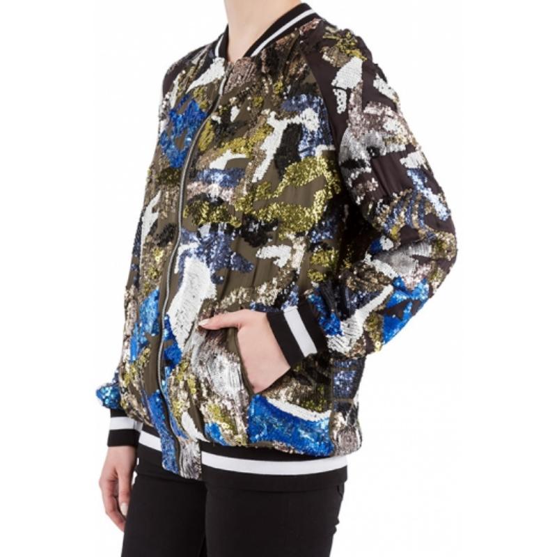 Esta cazadora bomber es de la casa Amen. Confeccionada con un diseño adornado con lentejuelas, esta cazadora bomber se puede poner sobre tus conjuntos de fiesta para marcar estilo y convertirte en el centro de atención allá donde vayas.