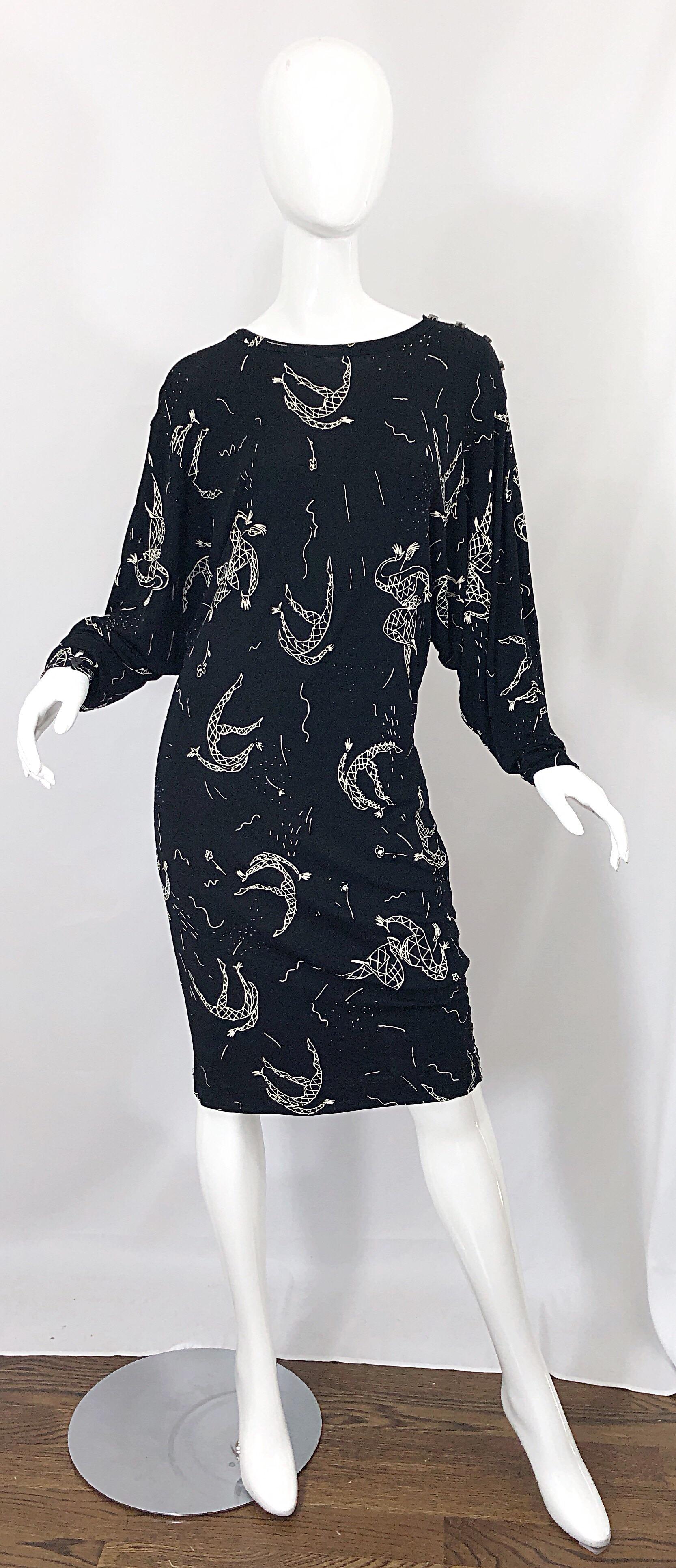Außergewöhnliche Vintage Mitte der 1980er Jahre AMEN WARDY schwarz und weiß Hand gemalt Harlekin Neuheit Druck Jersey Kleid! Aus dehnbarem Rayon-Jersey und mit Dolman-Ärmeln, die sich an verschiedene Größen anpassen lassen. Knöpfe an der linken