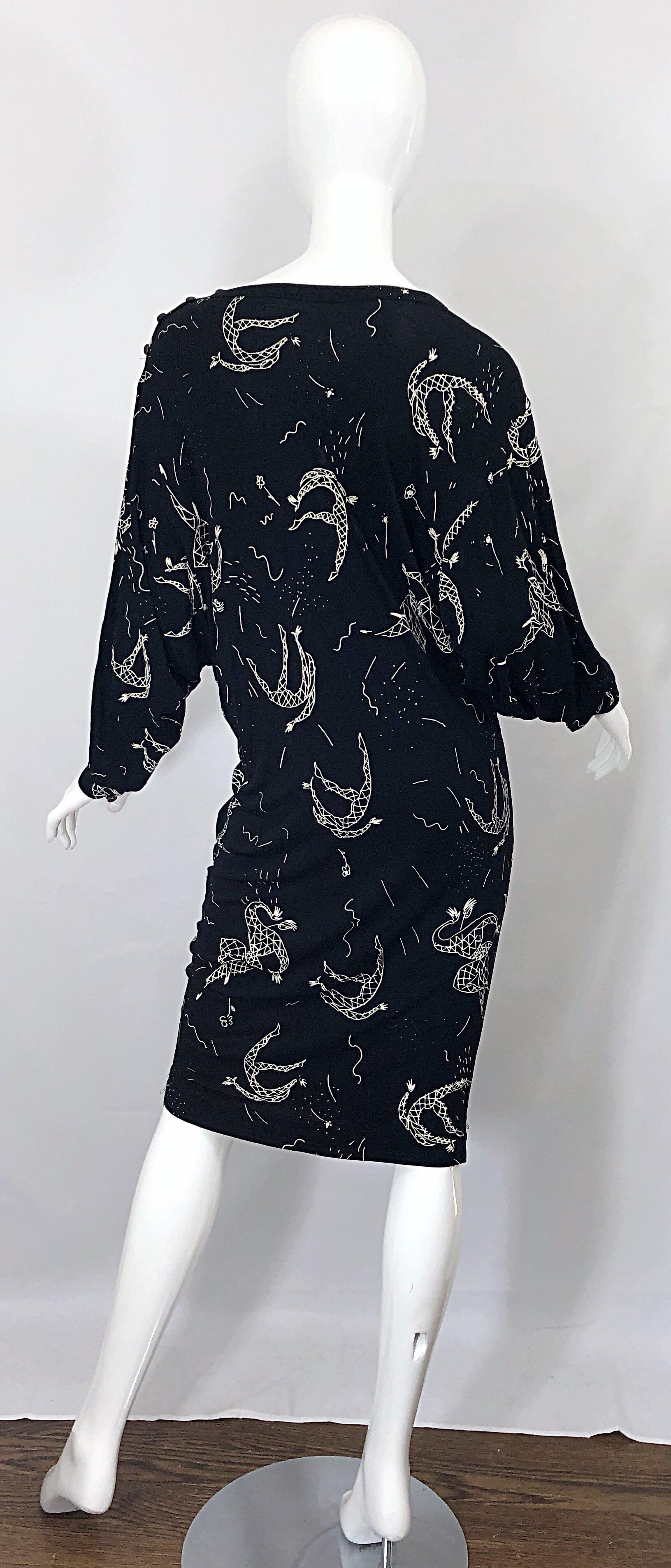 Amen Wardy 1980er Jahre Handbemaltes Kleid mit schwarzem und weißem Harlekin-Print 80er Jahre (Schwarz) im Angebot