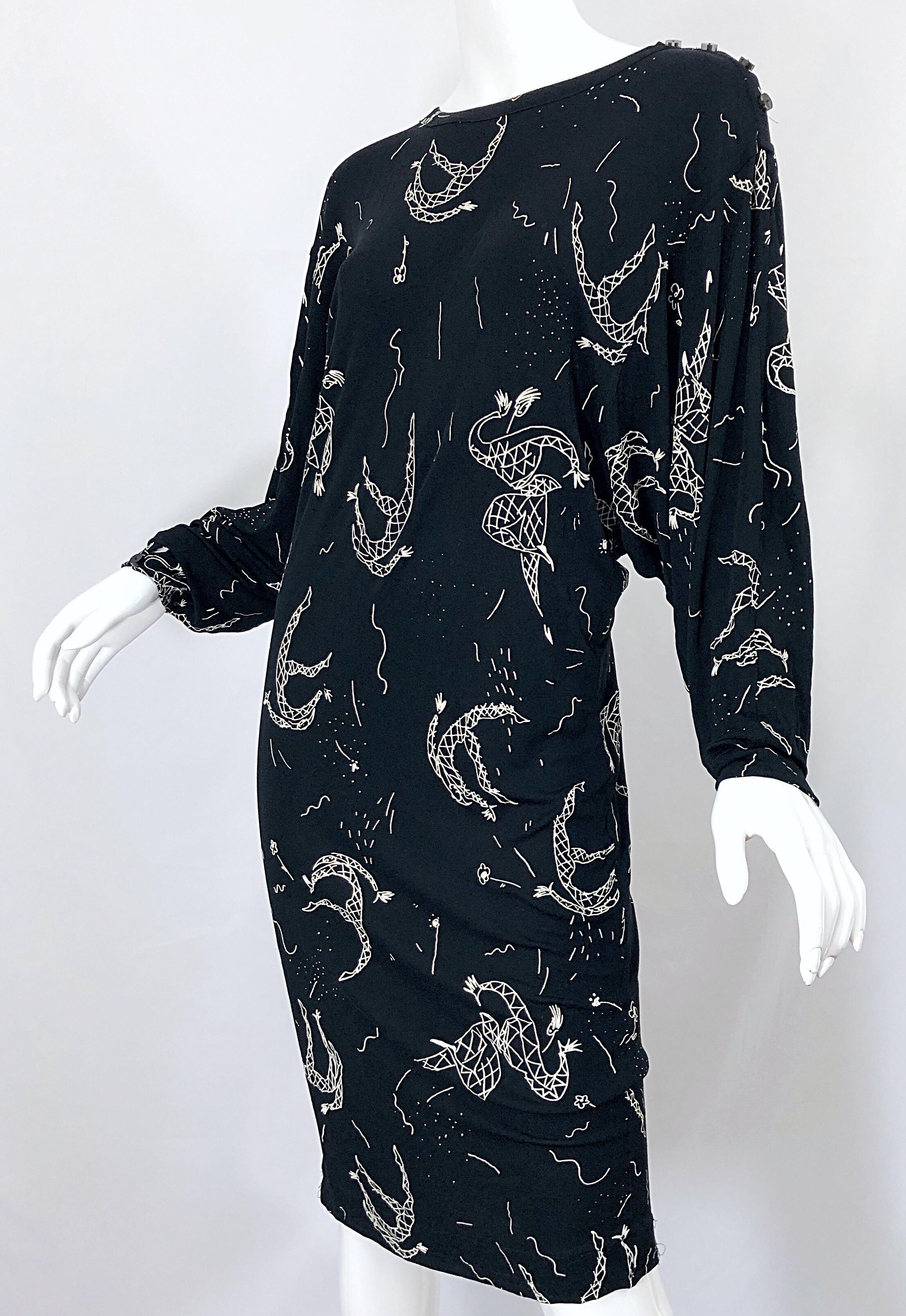 Amen Wardy 1980er Jahre Handbemaltes Kleid mit schwarzem und weißem Harlekin-Print 80er Jahre im Zustand „Hervorragend“ im Angebot in San Diego, CA