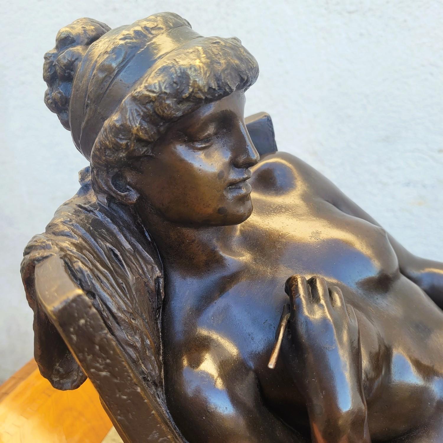 Italiano Amendola, Scultura in bronzo di una donna antica, XIX secolo in vendita