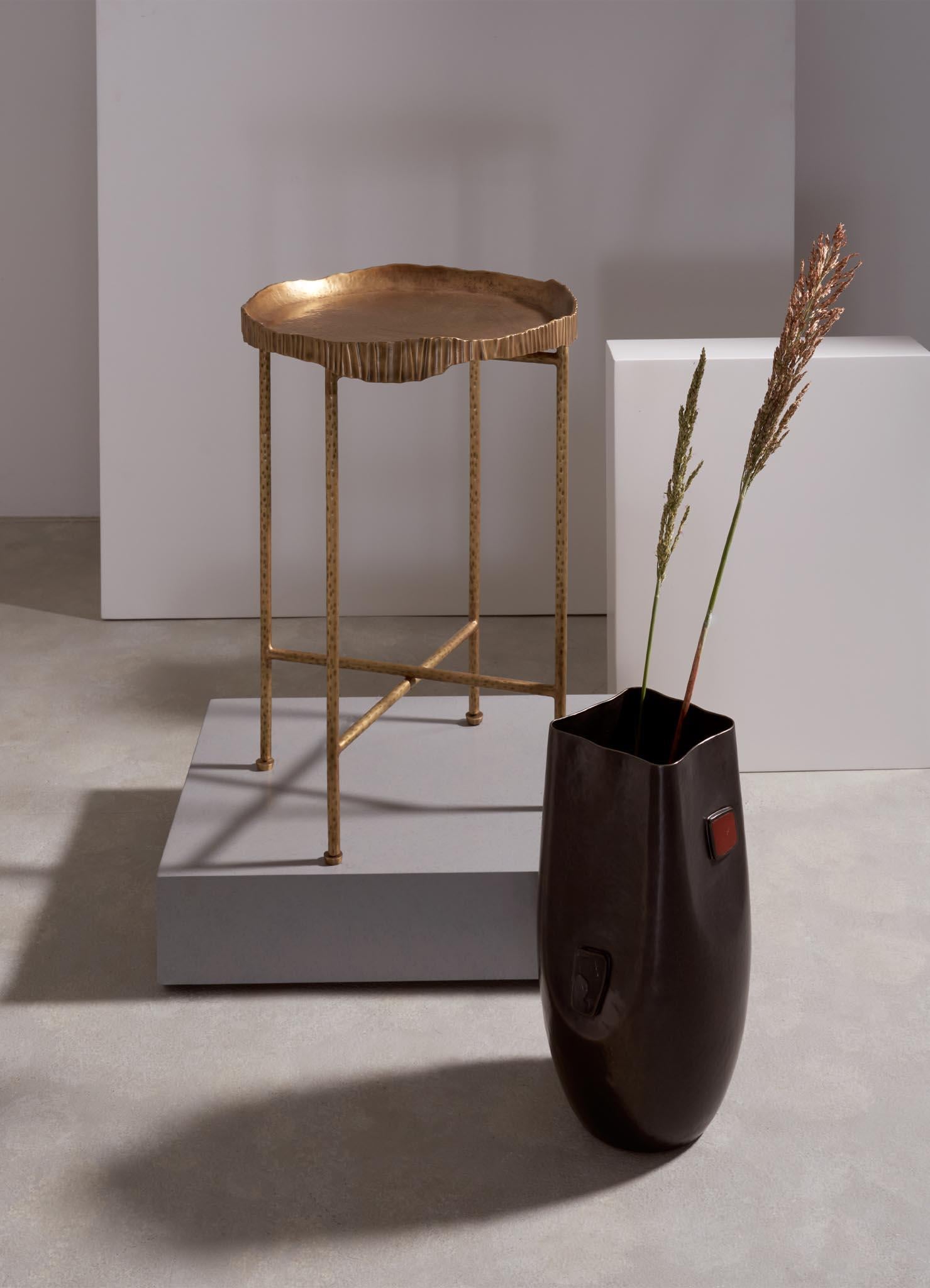 Laiton Table moyenne Amer en laiton Viya de Vikram Goyal en vente