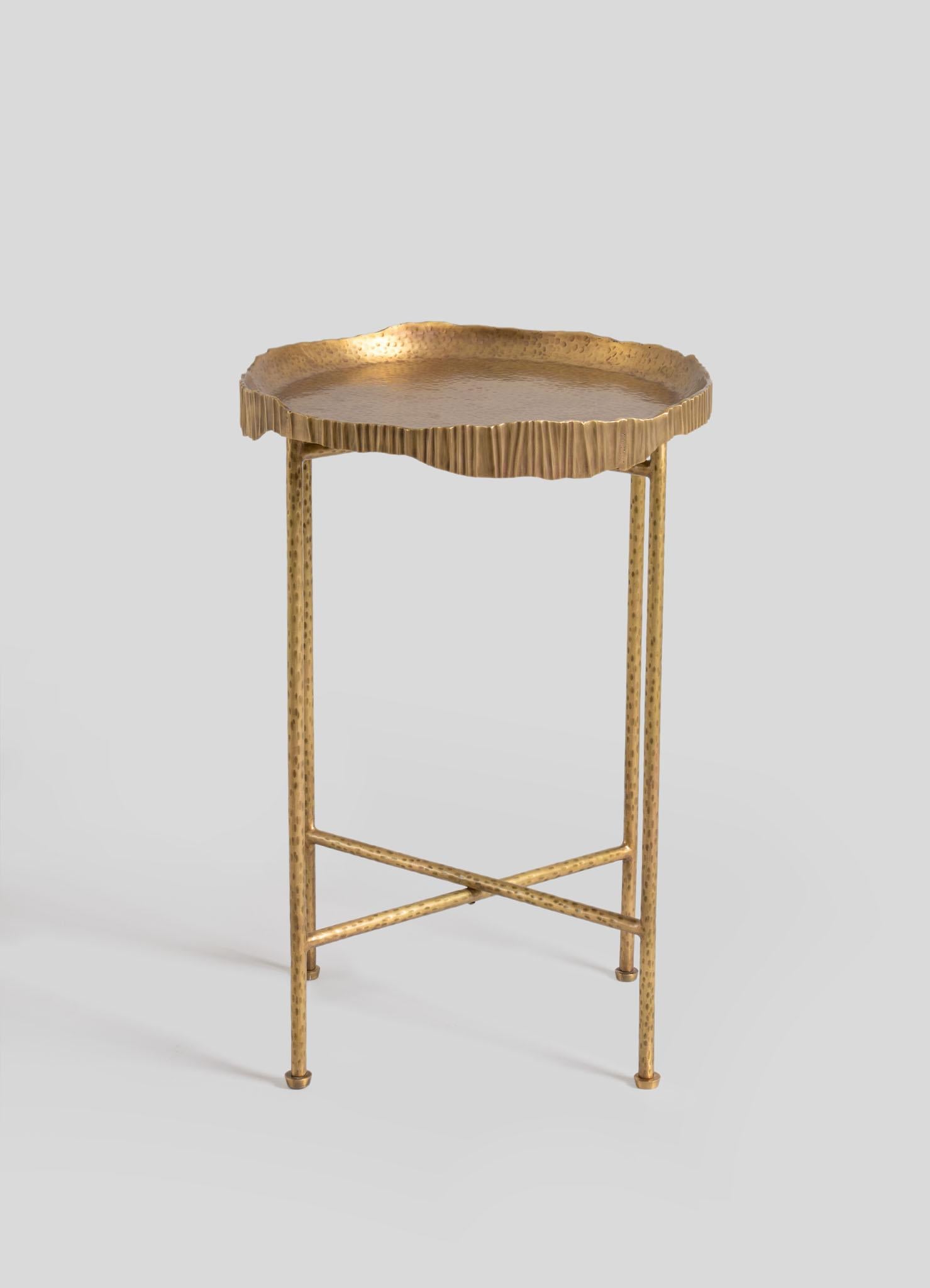 Indien Table moyenne Amer en laiton Viya de Vikram Goyal en vente