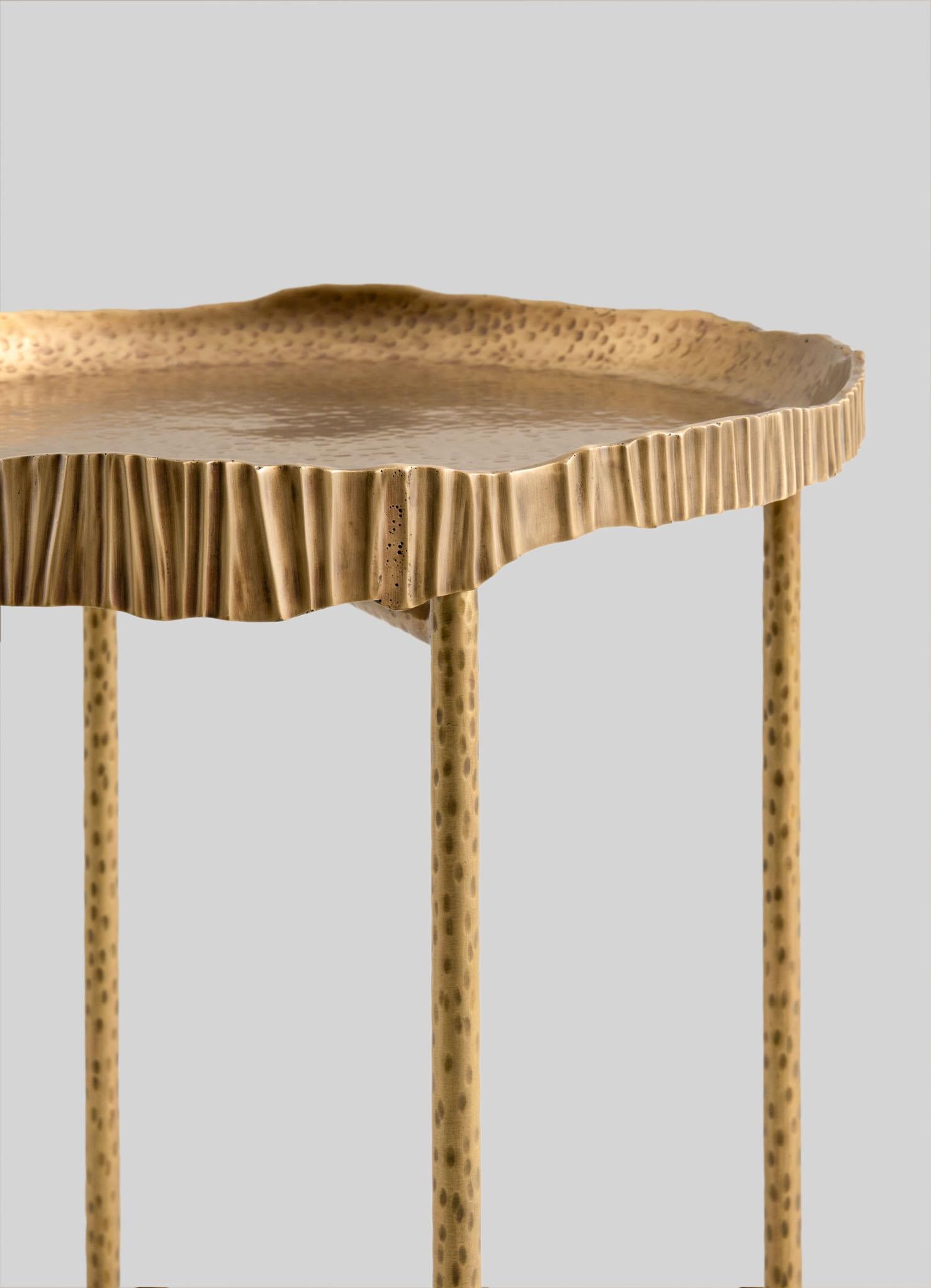 Moulage Table moyenne Amer en laiton Viya de Vikram Goyal en vente